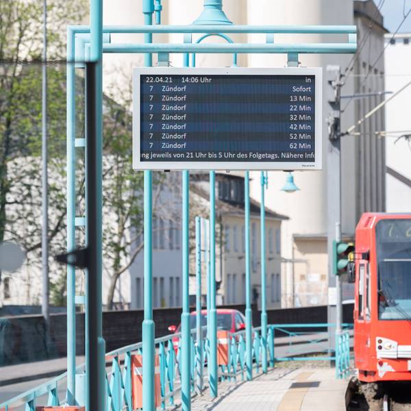22.04.2021, Köln: Digitale Anzeigentafel an der Haltestelle Poller Kirchweg. Die KVB installiert neue Anzeigentafeln die auch Videos und Fotos zeigen können. Foto: Uwe Weiser