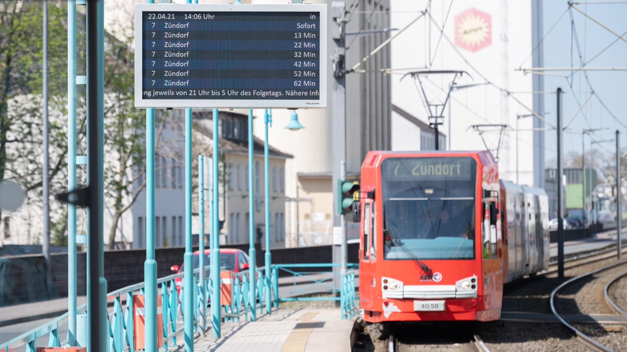 Nur zwischen Deutzer Freiheit und Zündorf verkehrt die Stadtbahnlinie 7 im Rechtsrheinischen für mehrere Wochen. (Archivbild)