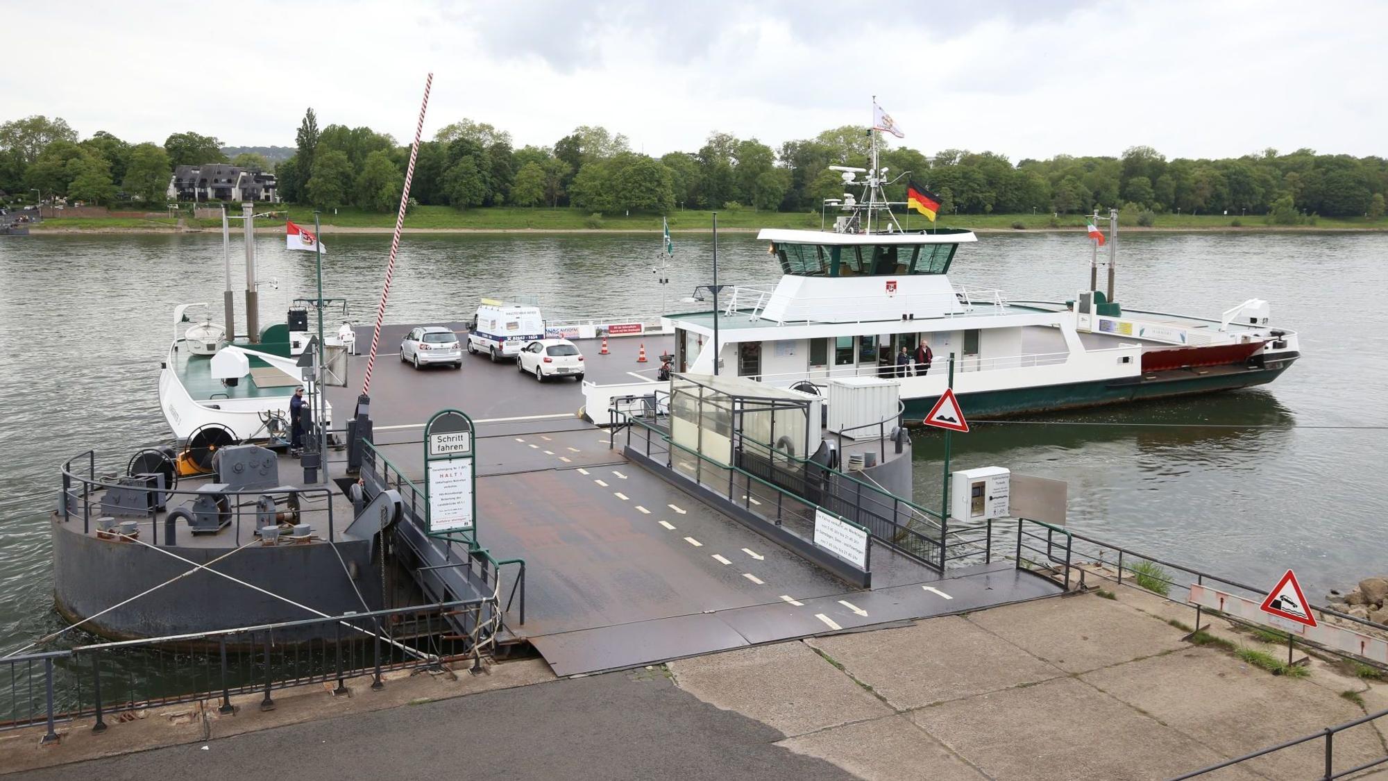 Die Fähre wird für Radfahrer und Fußgänger während der Sperrung der Bahntrasse Teil des ÖPNV.