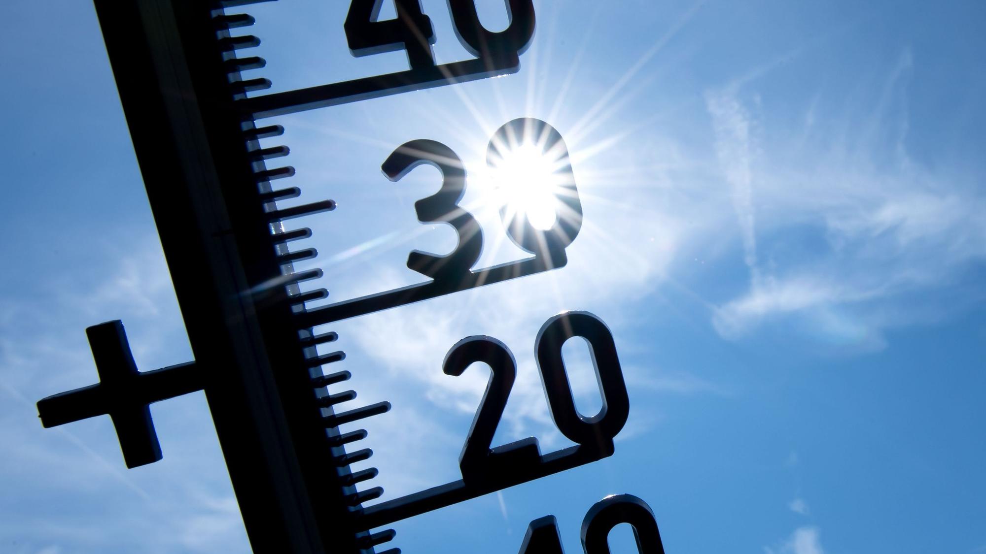 Ein Thermometer zeigt Temperaturen über 30 Grad an. (Symbolbild)