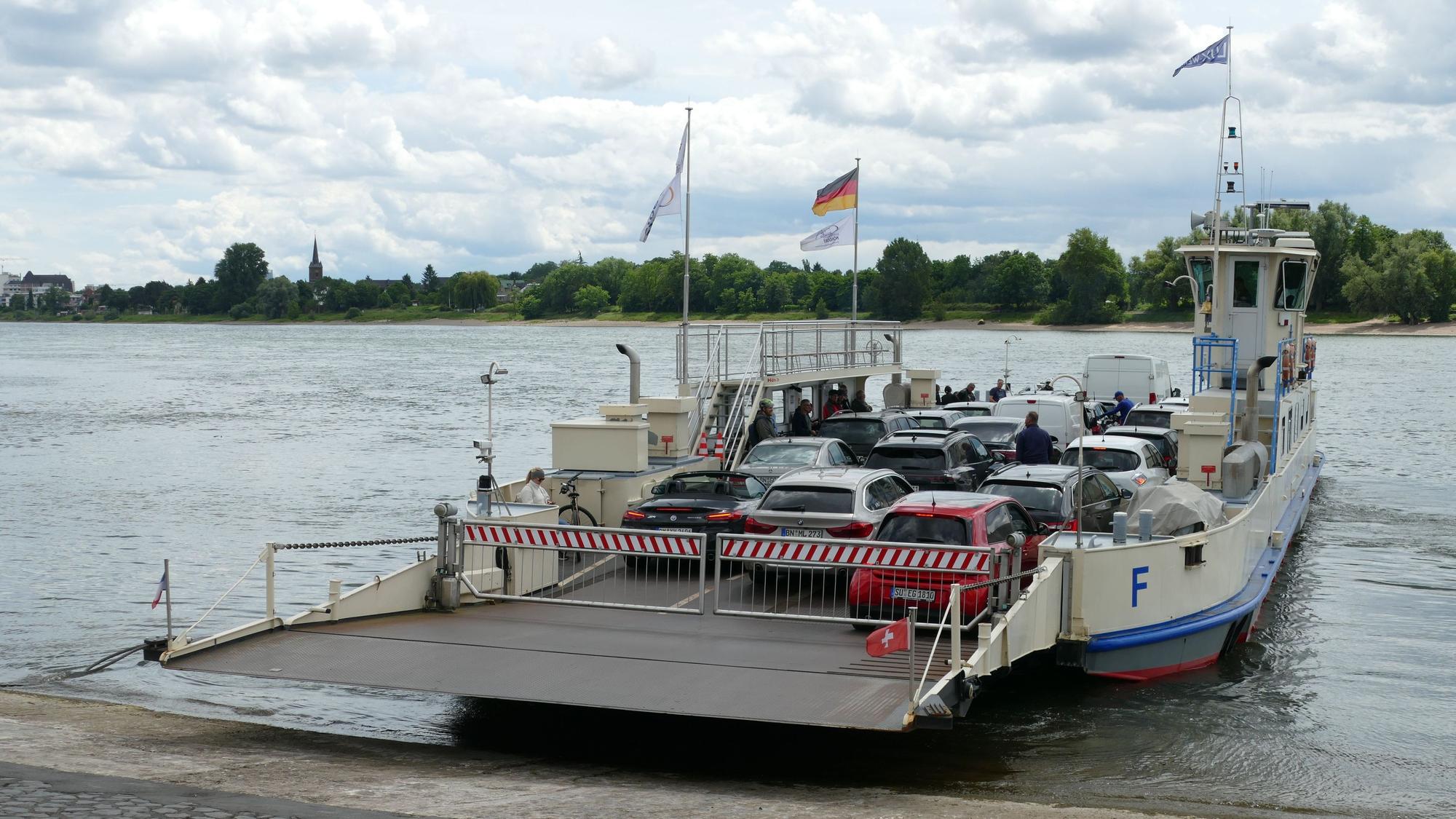 Die Rheinfähre „Christophorus“ in Niederkassel-Mondorf kann 140 Tonnen tragen.