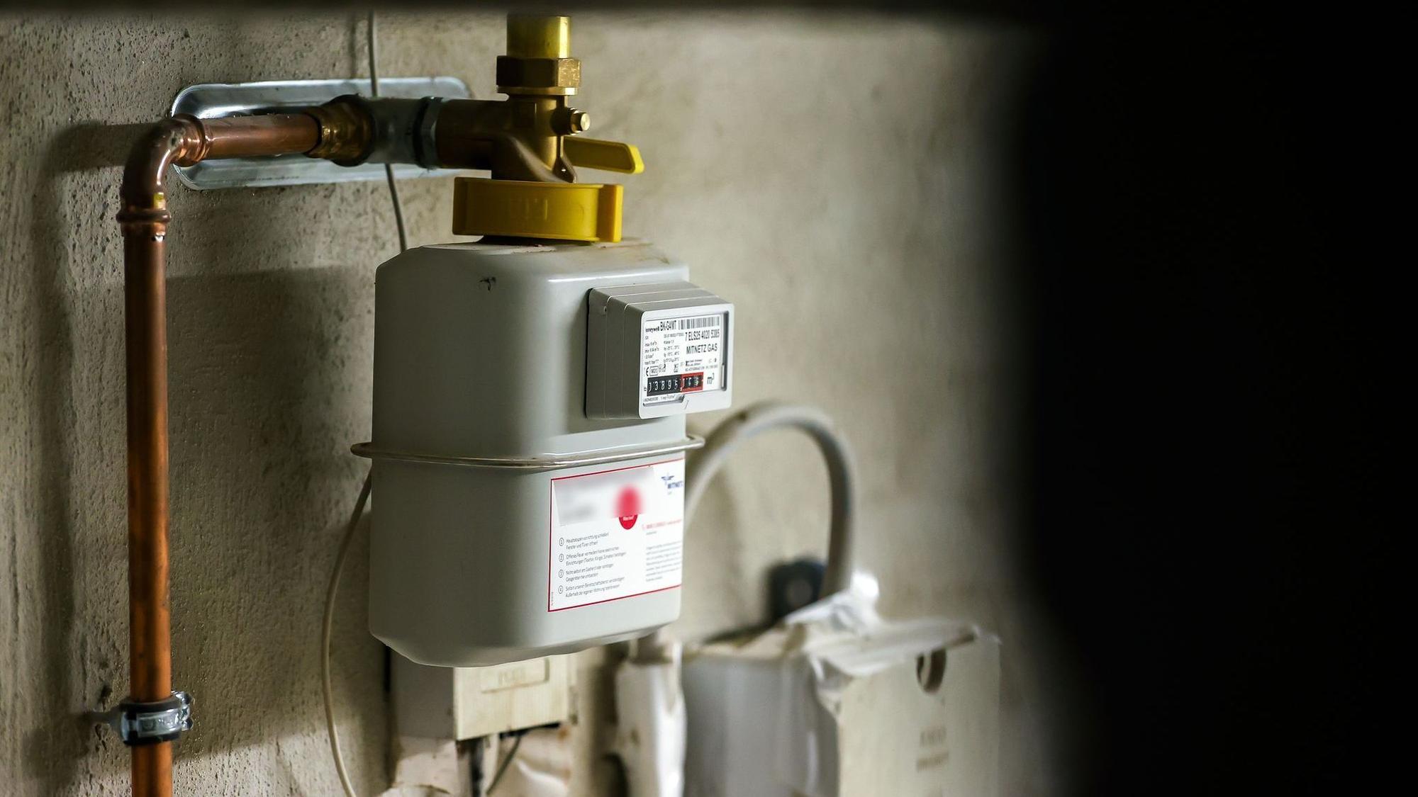 Gaszähler einer Heizung hängt im Keller eines Hauses