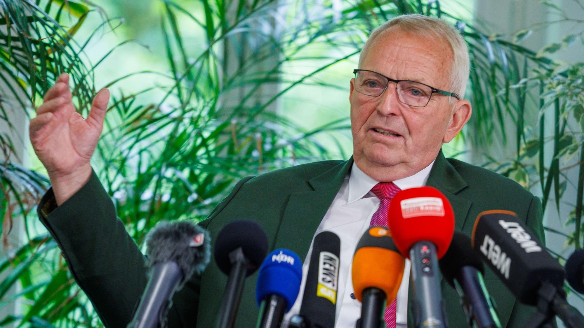 Till Backhaus (SPD), der Agrar-, Umwelt- und Klimaschutzminister von Mecklenburg-Vorpommern, beantwortet bei einer Pressekonferenz zur Vorstellung der Senderdaten des Buckelwals die Fragen von Medienvertretern.