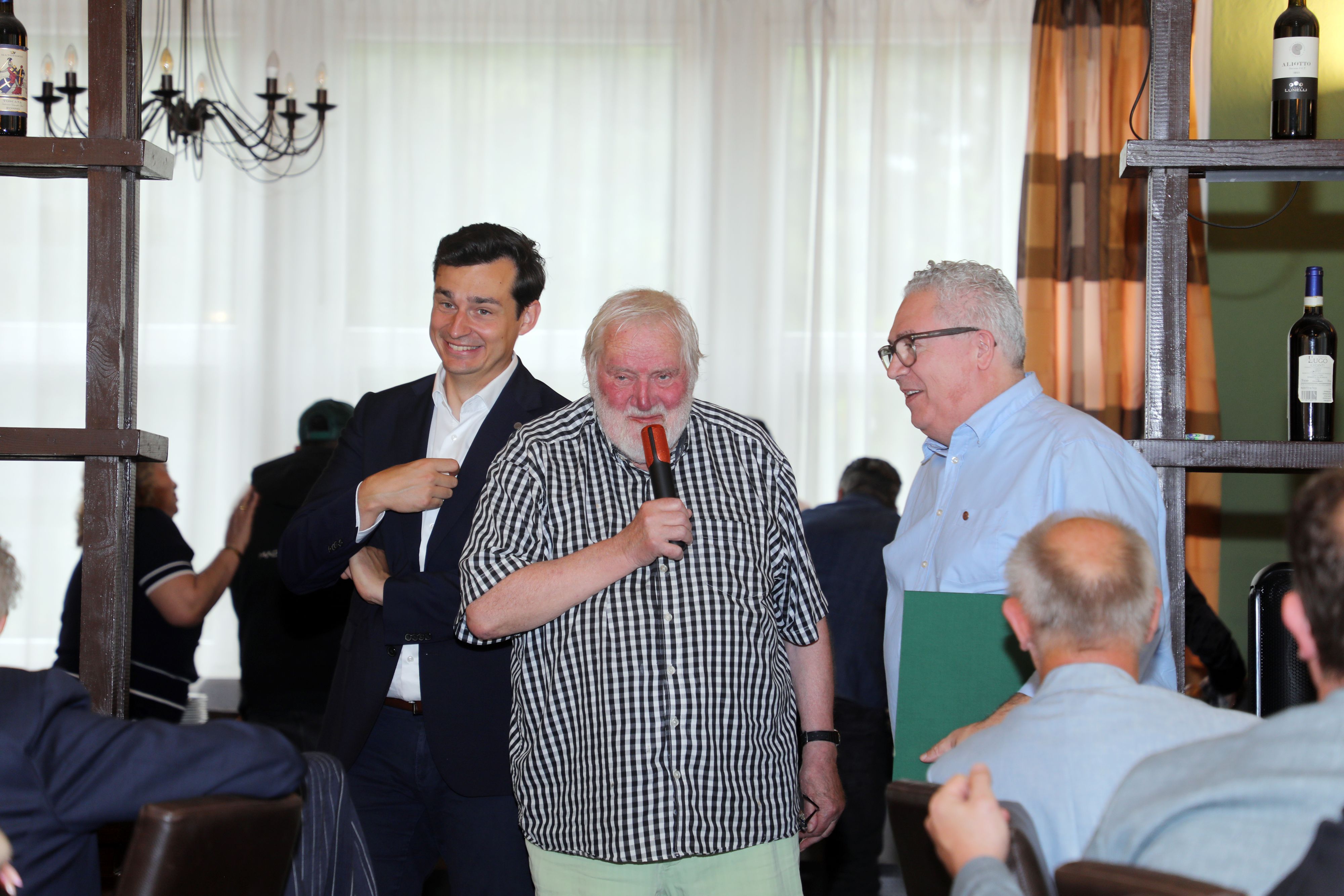 Ehrenbürger Erich Bethe würdigte den Gastronomen des Ristorante Italia.