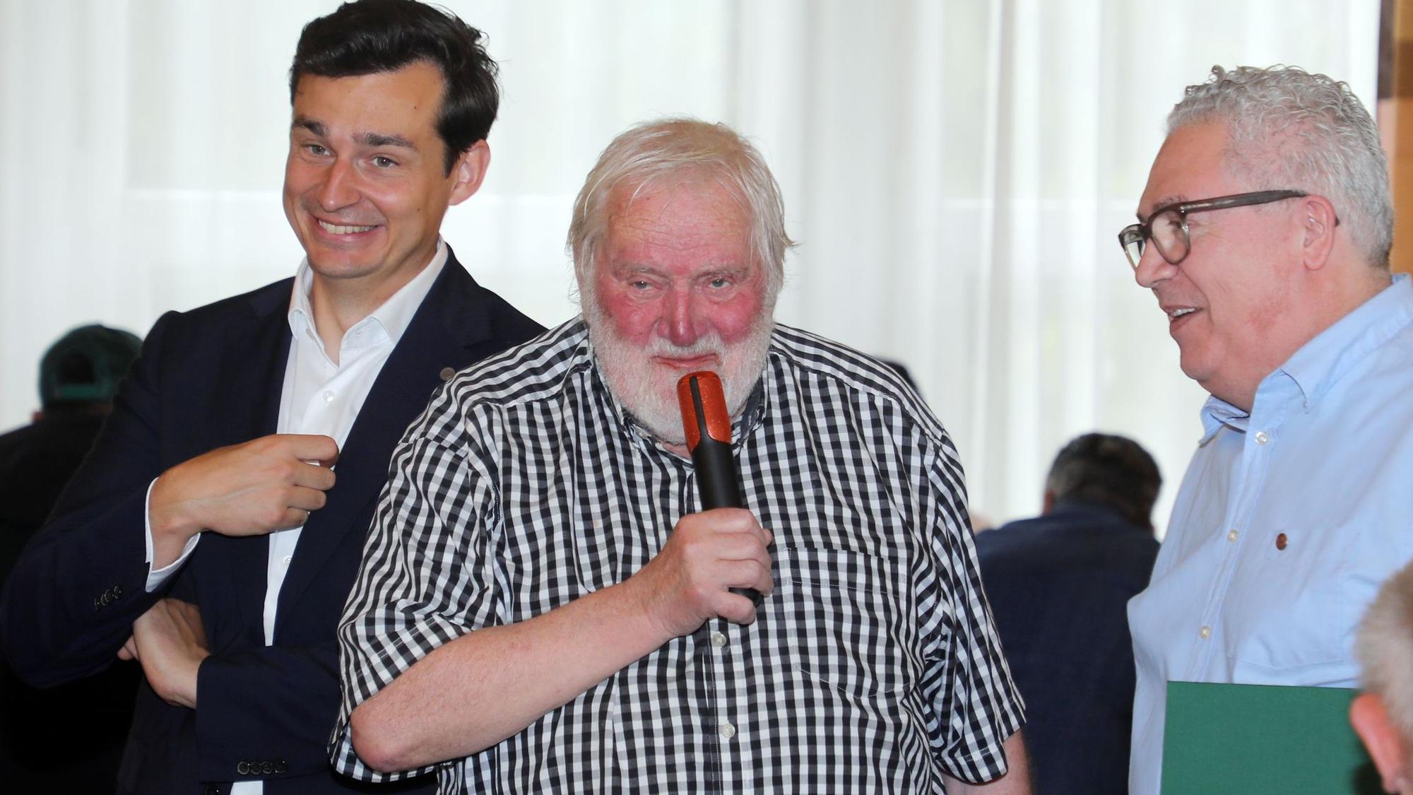 Ehrenbürger Erich Bethe würdigte den Gastronomen des Ristorante Italia.