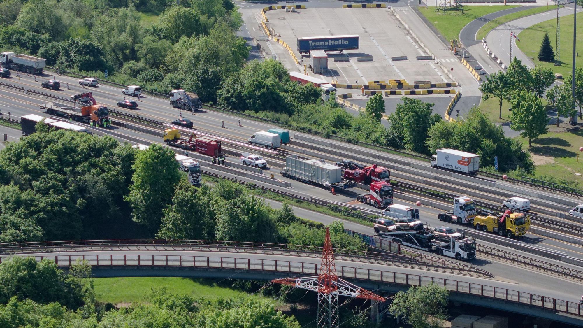 ARCHIV - 30.04.2025, Nordrhein-Westfalen, Köln: Bergungsfahrzeuge arbeiten auf einer Unfallstelle auf der Autobahn 4 (Aufnahme mit einer Drohne). (zu dpa: «Schranken auf A4 in Köln gehen früher als geplant in Betrieb») Foto: Henning Kaiser/dpa +++ dpa-Bildfunk +++