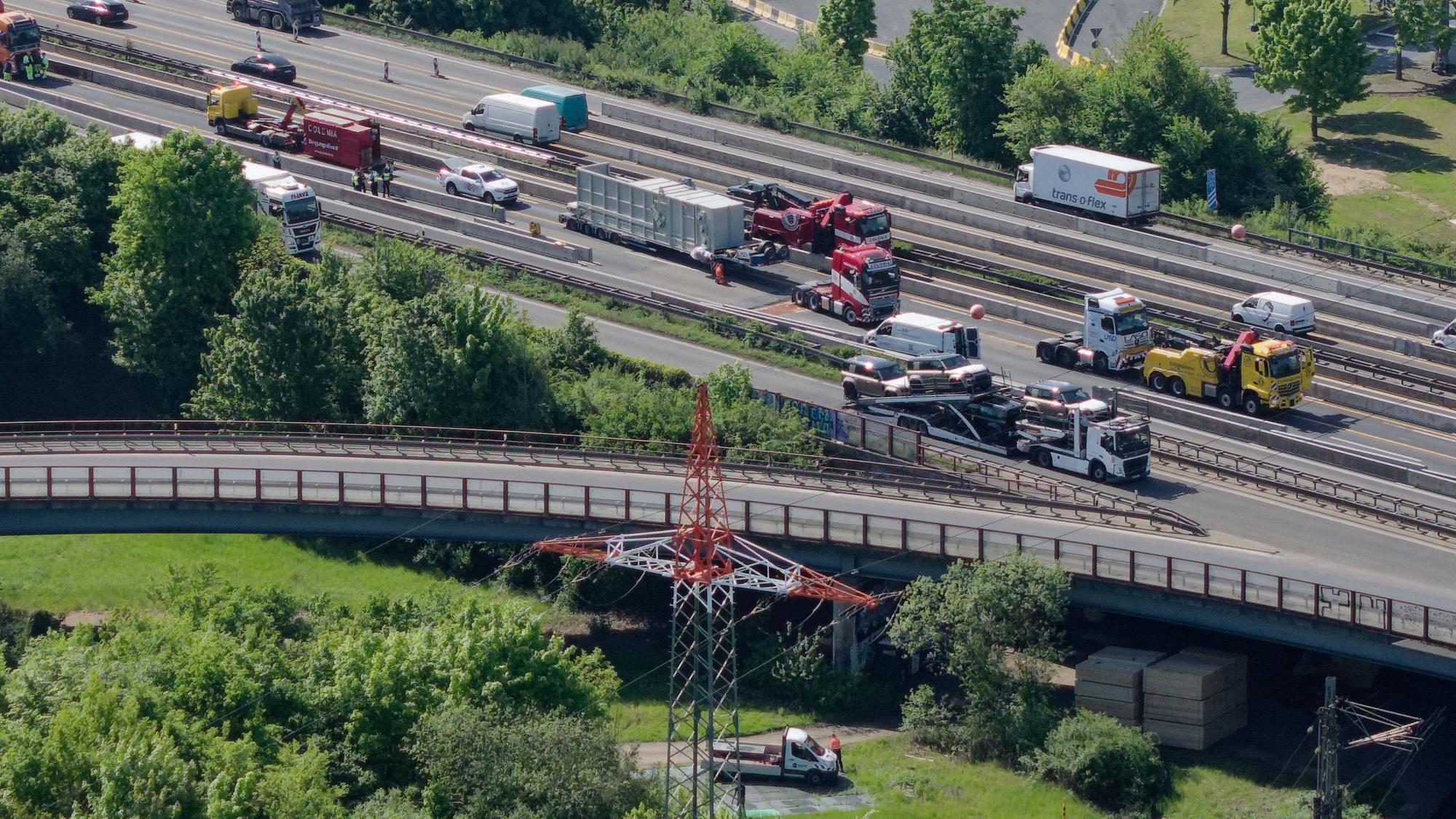 ARCHIV - 30.04.2025, Nordrhein-Westfalen, Köln: Bergungsfahrzeuge arbeiten auf einer Unfallstelle auf der Autobahn 4 (Aufnahme mit einer Drohne). (zu dpa: «Schranken auf A4 in Köln gehen früher als geplant in Betrieb») Foto: Henning Kaiser/dpa +++ dpa-Bildfunk +++