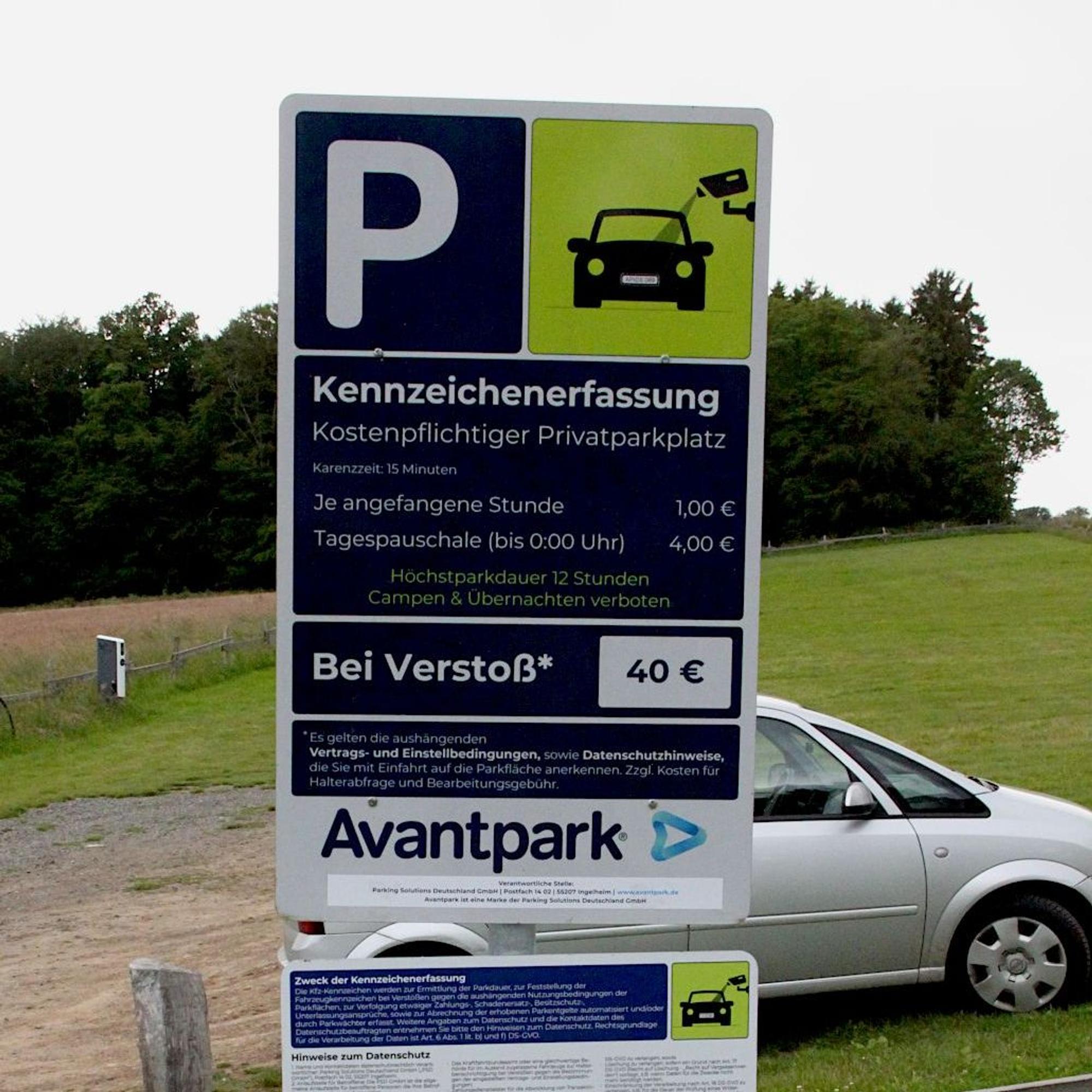 Ein Hinweisschild an einem Parkplatz am Freilinger See.