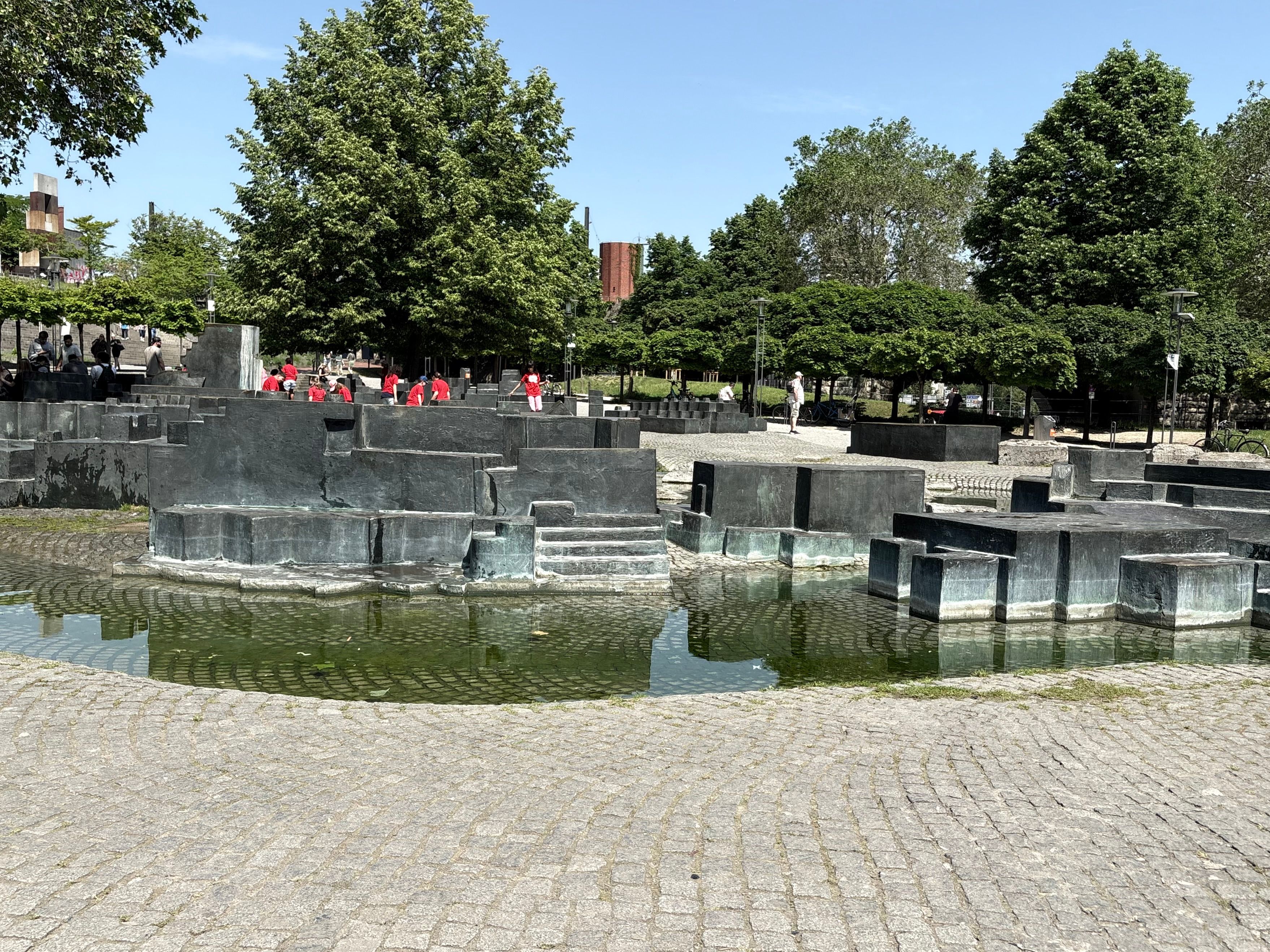 Der Paolozzi Brunnen in der Altstadt.
