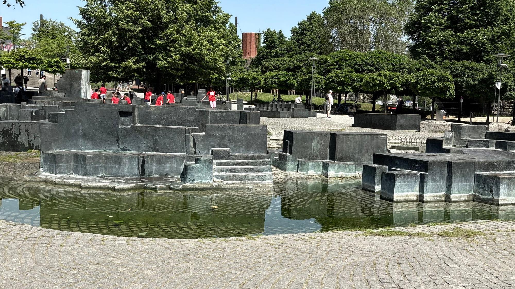 Der Paolozzi Brunnen in der Altstadt.