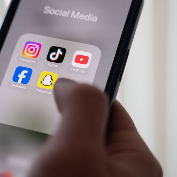 Das Foto zeigt ein Smartphone mit Apps der Sozialen Medien