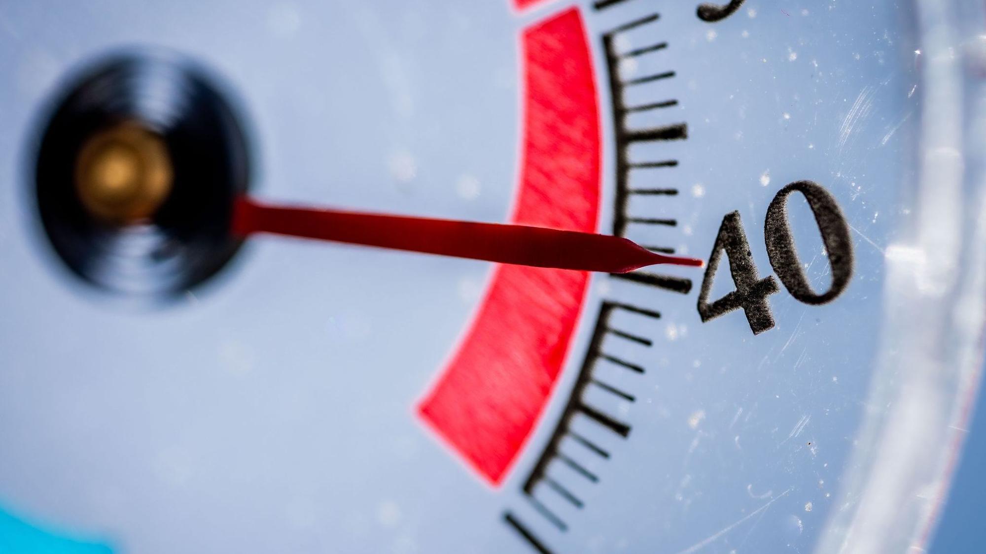 Außenthermometer zeigt fast 40 Grad Celsius an