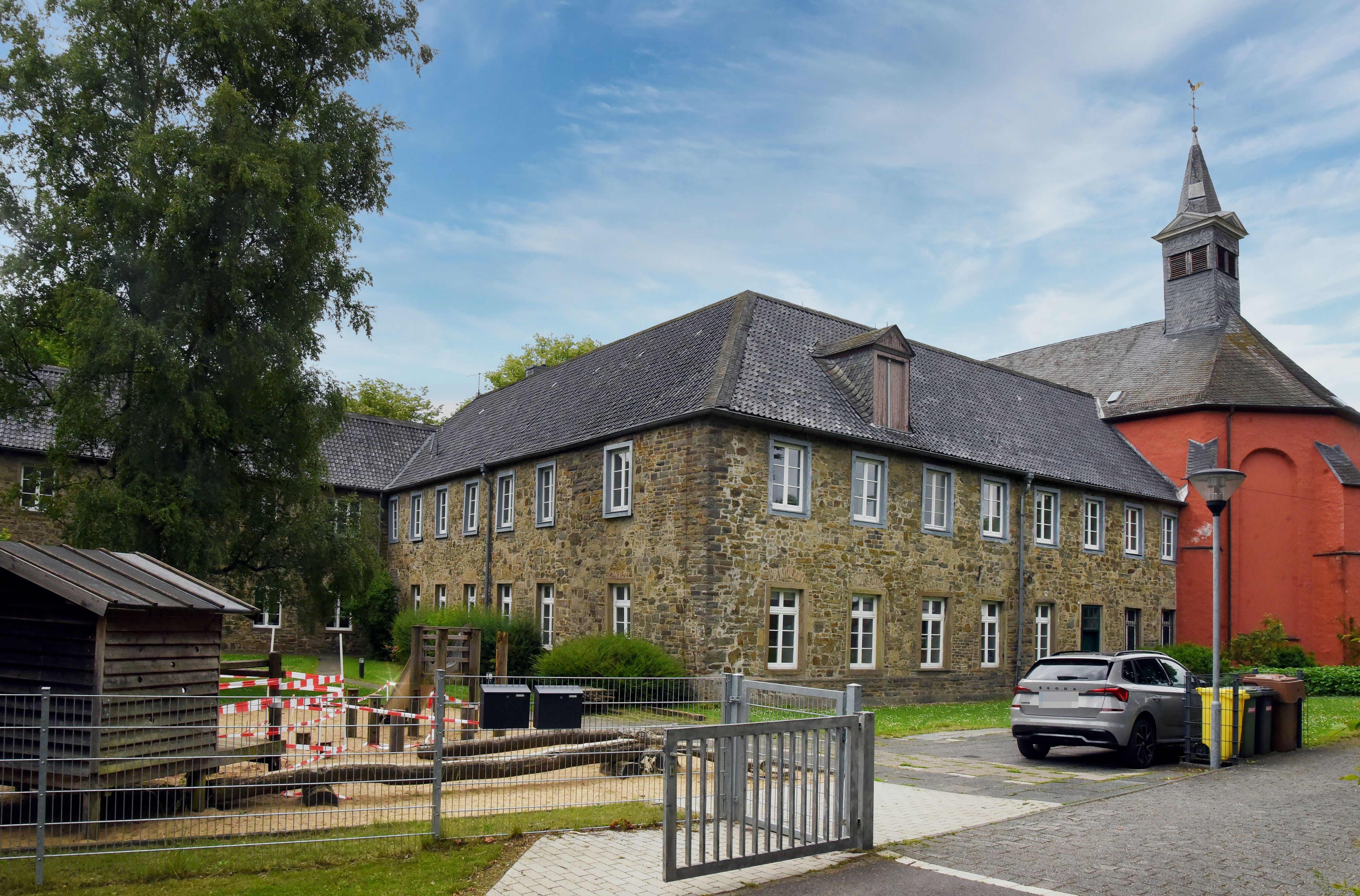 Das Foto zeigt das ehemalige Franziskanerkloster, das seit 1969 das Haus der Familie beherbergt.