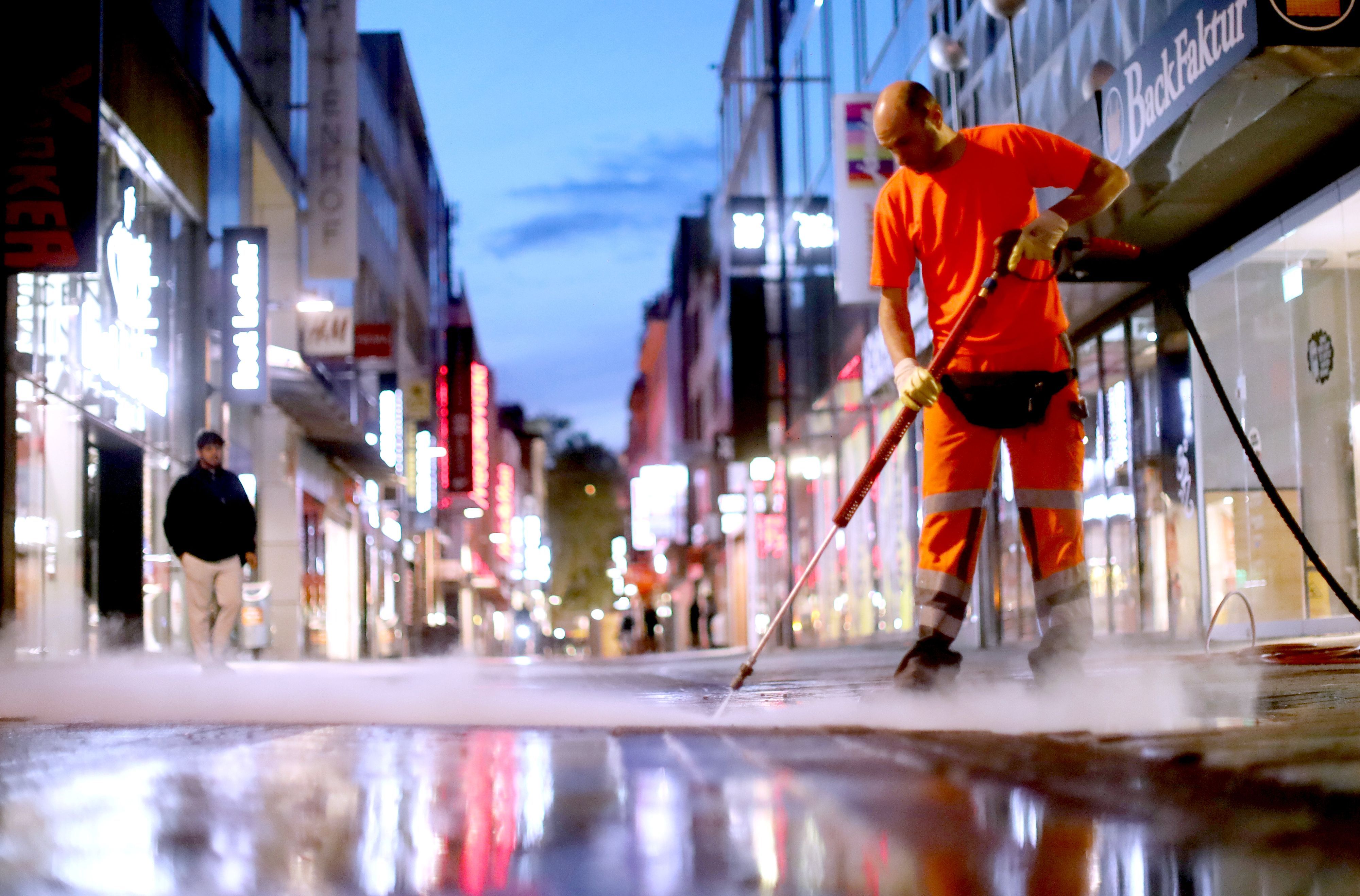 15.06.2026, Köln: Unterwegs mit der AWB: 100 Kaugummis pro Quadratmeter Nacht für Nacht im Einsatz gegen den Schmodder auf der Hohe Straße mit Jörg Gillies. Foto: Arton Krasniqi