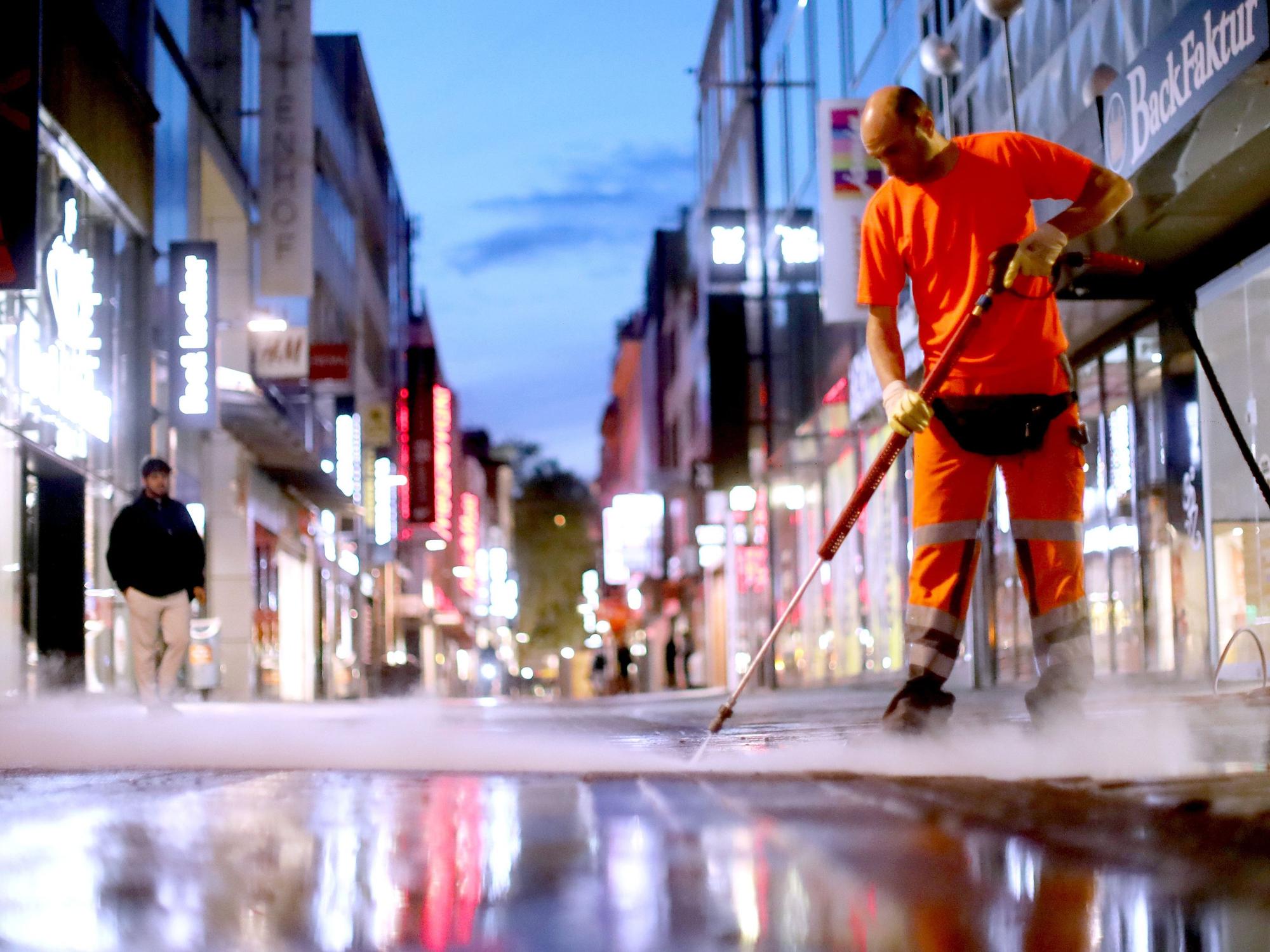 15.06.2026, Köln: Unterwegs mit der AWB: 100 Kaugummis pro Quadratmeter Nacht für Nacht im Einsatz gegen den Schmodder auf der Hohe Straße mit Jörg Gillies. Foto: Arton Krasniqi