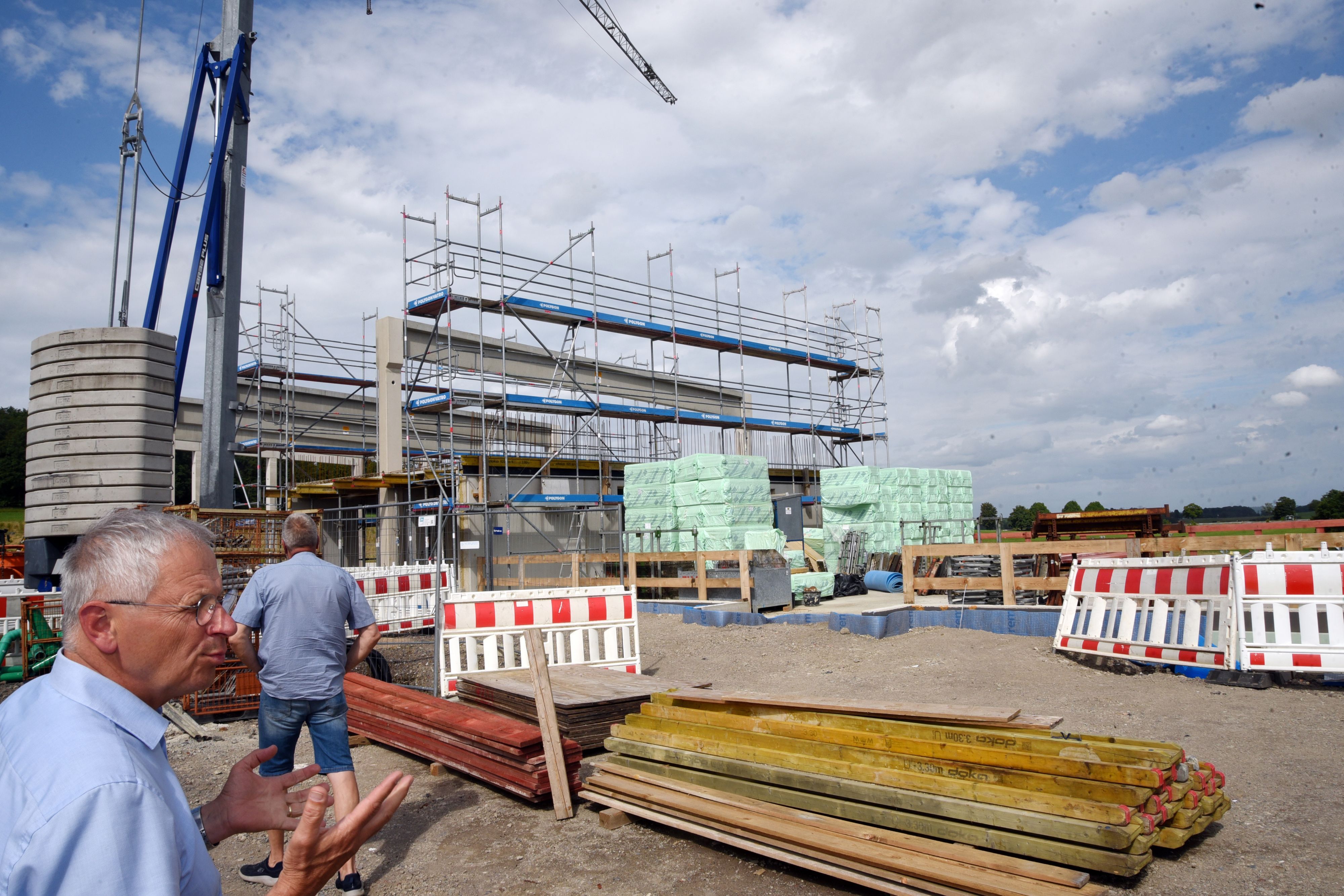 Christoph Peikert von der Waldbröler Stadtverwaltung erklärt den Fortgang der Bauarbeiten am Feuerwehrgerätehaus in der Ortschaft Heide.
