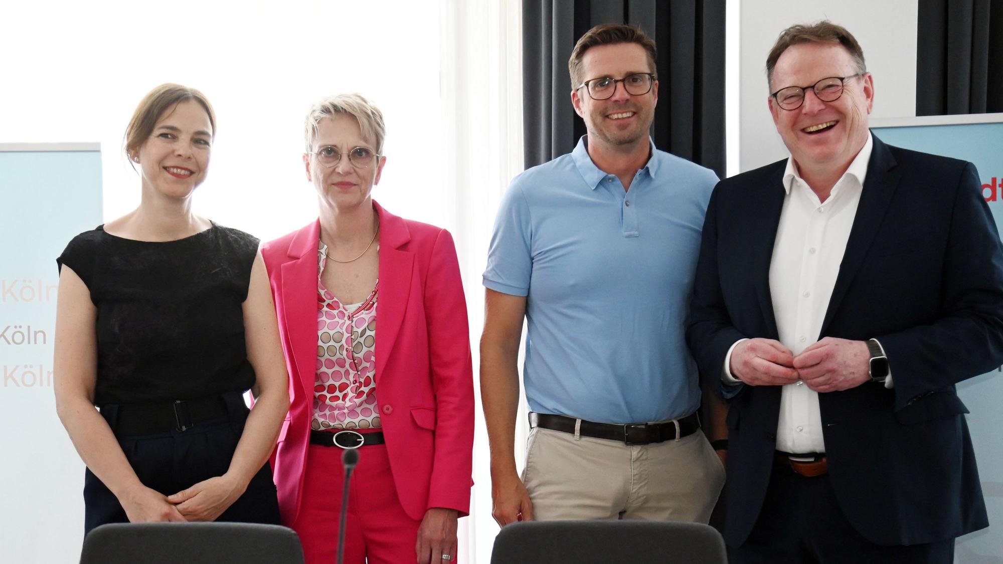 Oberbürgermeister Torsten Burmester (v.l.), Stadtentwicklungsdezernent Andree Haack, Martina Müller (Director Development bei Bauwens) und Franka Schinkel (Leiterin Wohnungsbauleitstelle der Stadt) stellten die Ergebnisse von „Köln baut bezahlbar – Wohnen für alle“ vor.