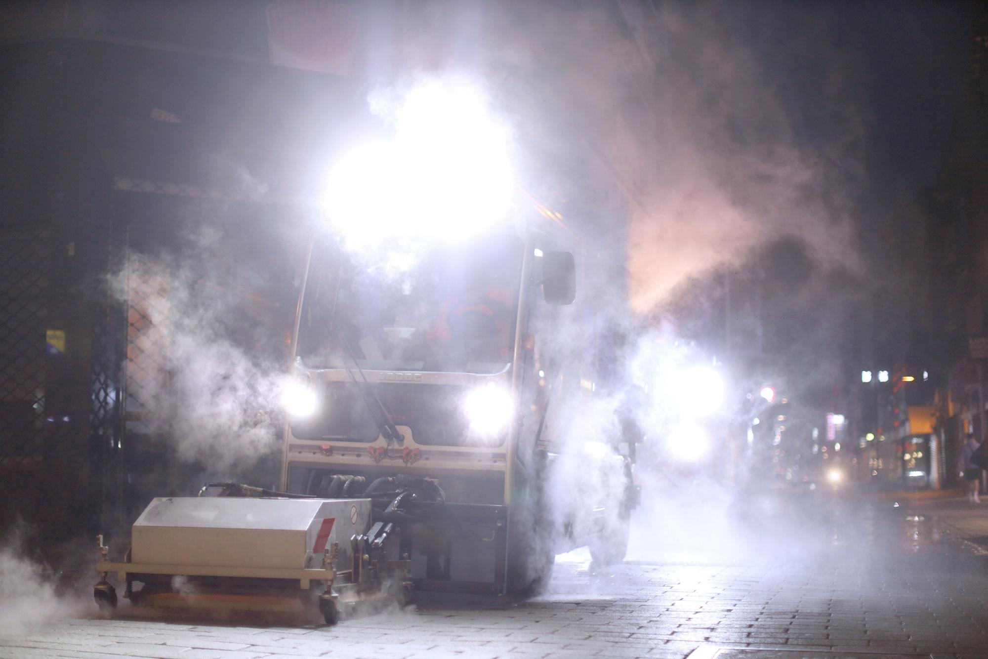 15.06.2026, Köln: Unterwegs mit der AWB: 100 Kaugummis pro Quadratmeter Nacht für Nacht im Einsatz gegen den Schmodder auf der Hohe Straße. Foto: Arton Krasniqi