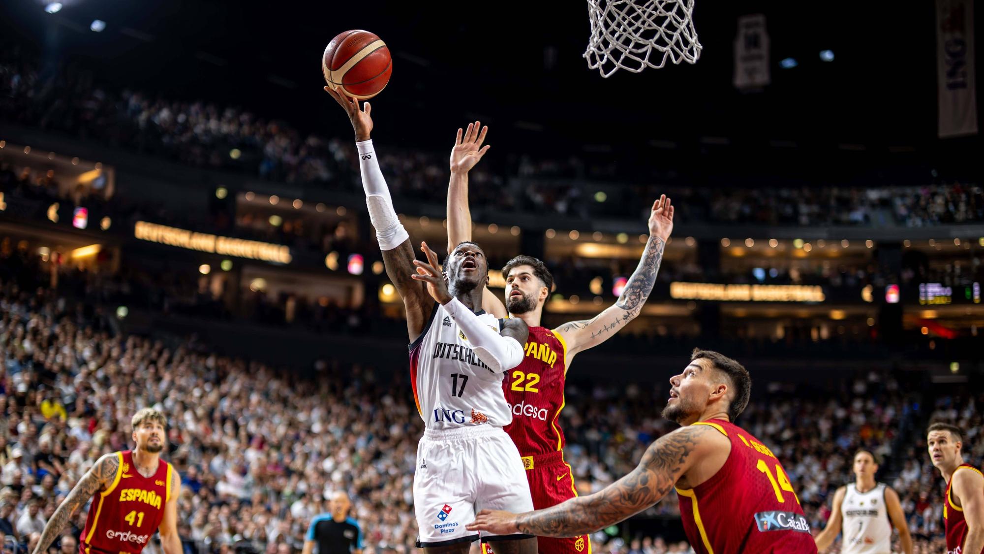 Dennis Schröder mit Korbleger in der Lanxess-Arena.