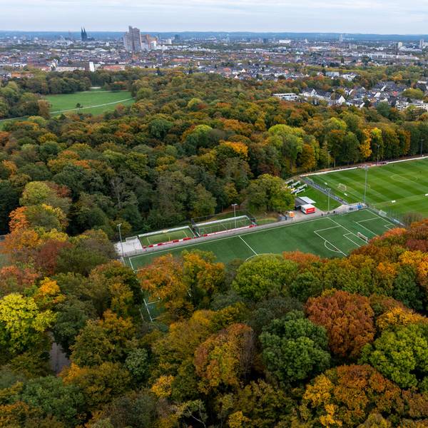 Das Gebäude des Geißbockheim und der Rhein-Energie-Sportpark sind die Heimat des Fußballvereins 1. FC Köln.