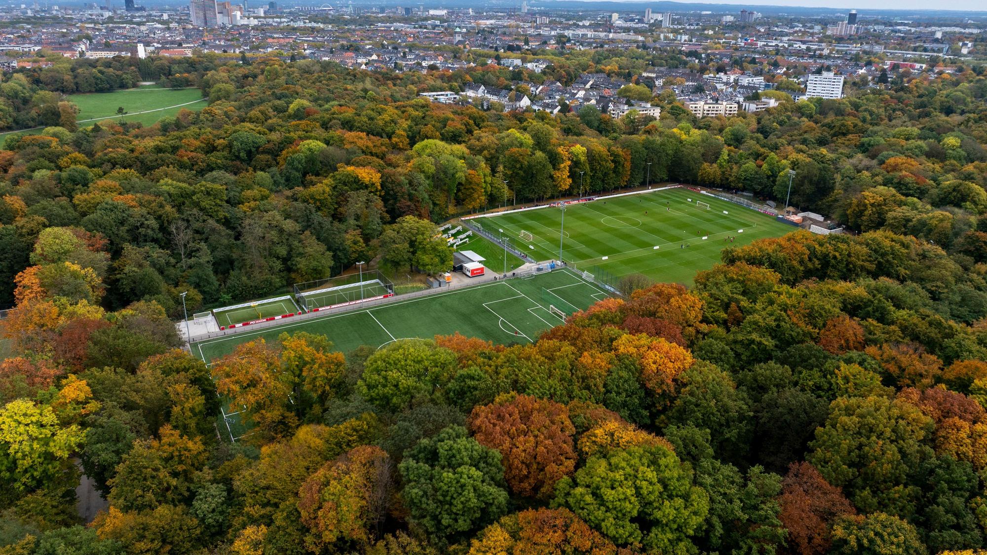 Das Gebäude des Geißbockheim und der Rhein-Energie-Sportpark sind die Heimat des Fußballvereins 1. FC Köln.
