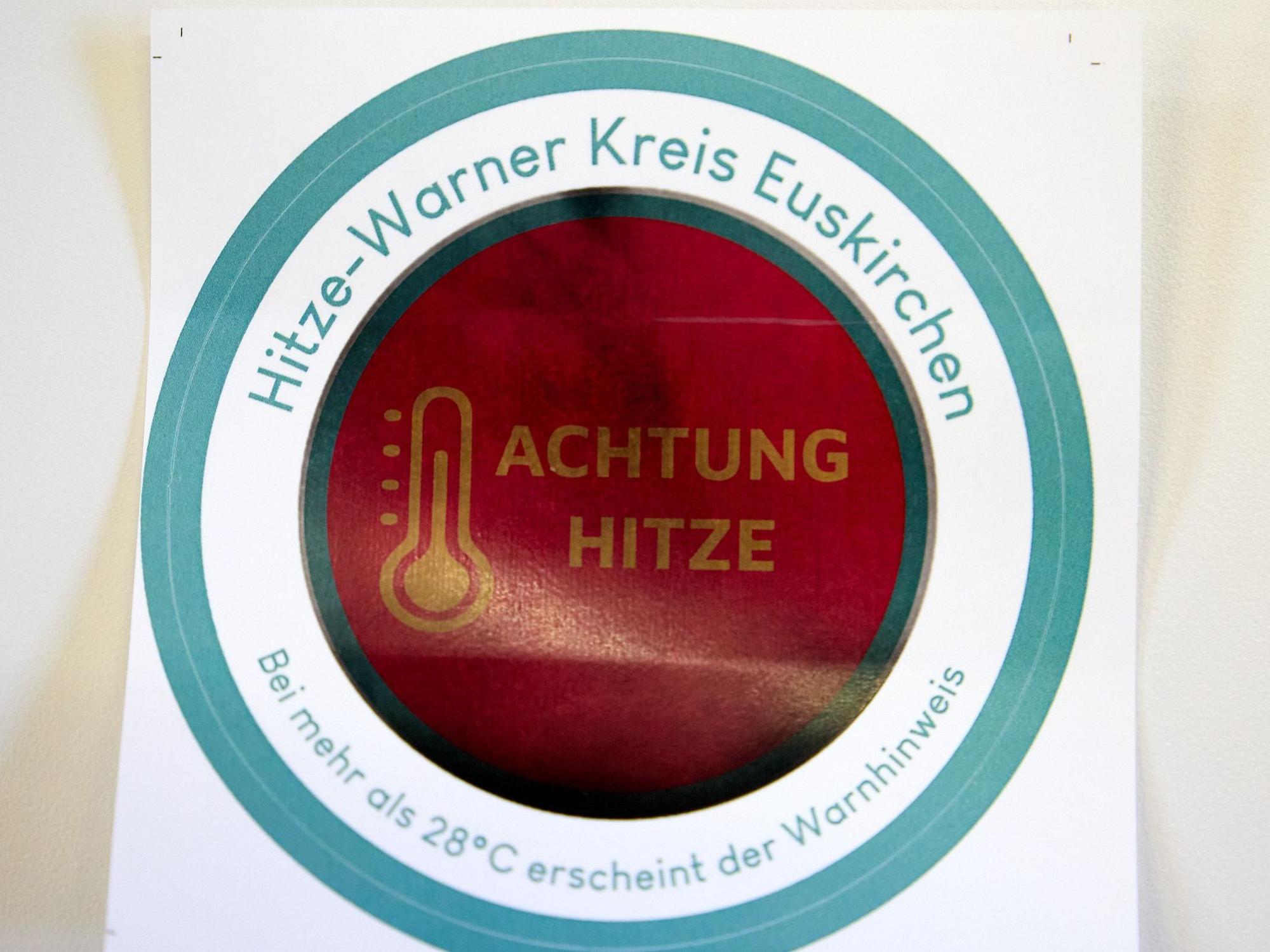 Auf einem Aufkleber, der als Hitze-Warner dienst, erscheint die Aufschrift „Achtung Hitze“.