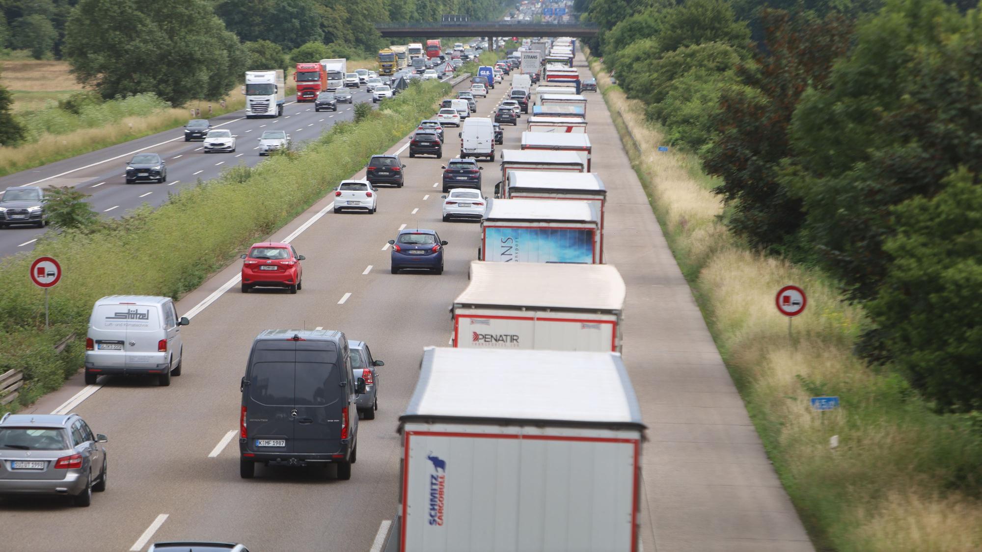 16.06.2026, Köln: Die Situation auf der Bundesautobahn A4 zwischen dem Kreuz Köln-West und der AS Klettenberg in Fahrtrichtung Süden am Nachmittag. Seitdem die Autobahnbrücke Eifeltor für schwere LKW über 7,5 Tonnen gesperrt wurde, kommt es hier zu langen Rückstaus von Lastkraftwagen. Das Stauende birgt ein hohes Gefahrenpotenzial, in den letzten Wochen passierten hier bereits mehrere Unfälle. Foto: Arton Krasniqi