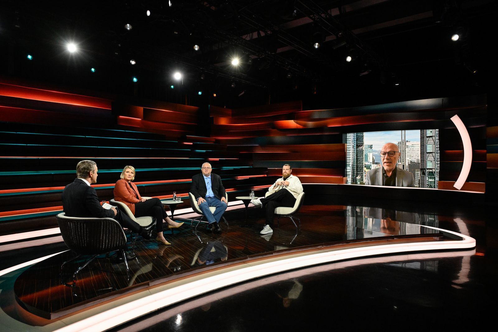 Markus Lanz (links) sprach am Mittwochabend mit (von links) Cathryn Clüver Ashbrook, Rüdiger Bachmann, Lucas Vogelsang und Klaus Ehringfeld. (Bild: ZDF / Markus Hertrich)