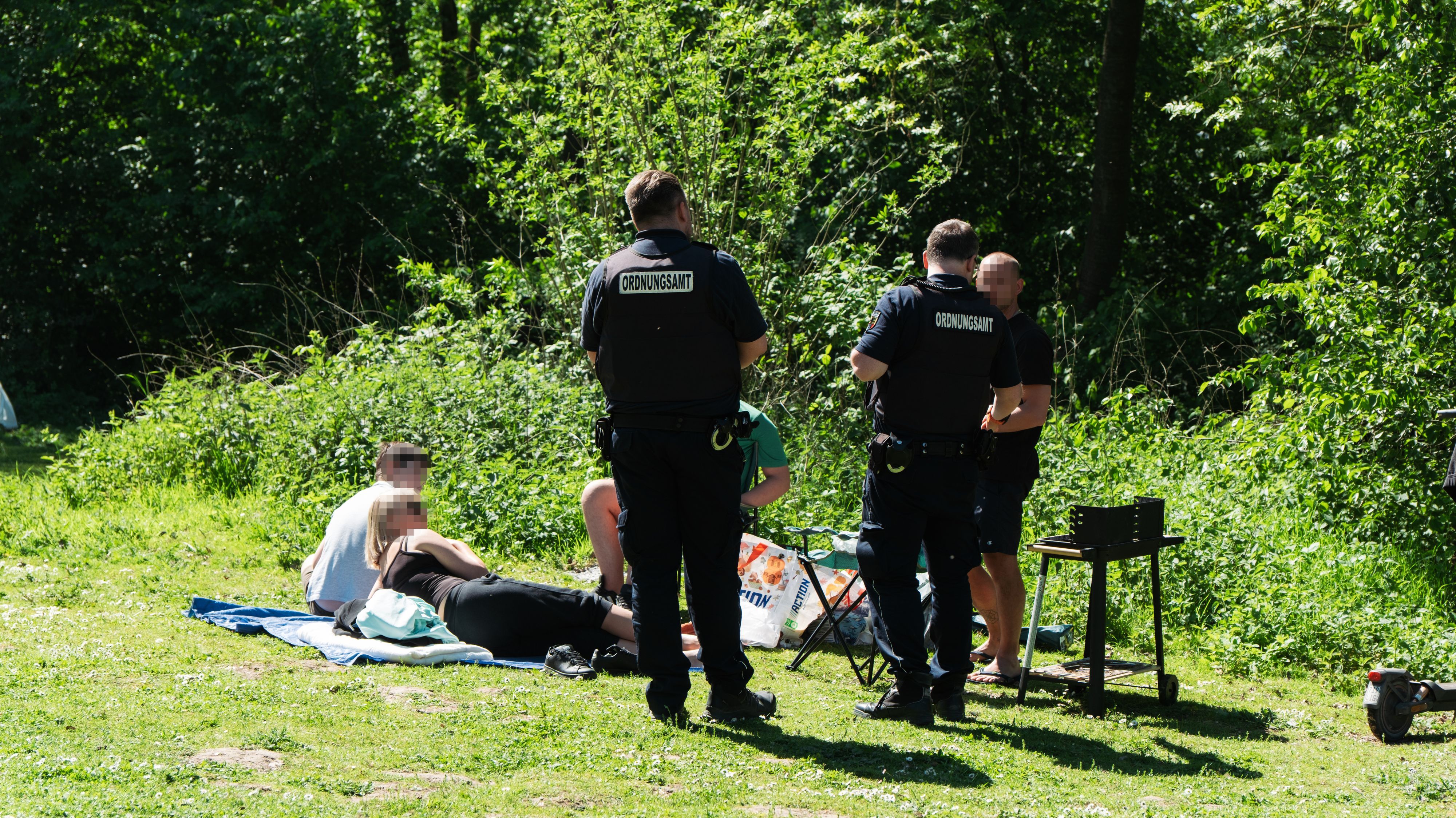 Das Ordnungsamt kontrolliert am 1. Mai Griller am Duisburger Toeppersee.