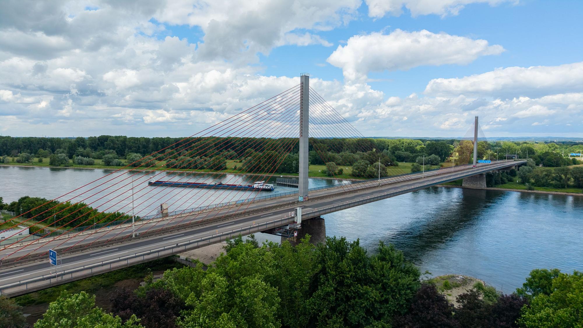 Die gesperrte Friedrich-Ebert-Brücke (Aufnahme mit Drohne). Die Autobahn GmbH rechnet innerhalb der nächsten beiden Wochen mit Ergebnissen, wie es mit der am 03.06.2026 überraschend gesperrten A565-Rheinbrücke in Bonn weitergeht.