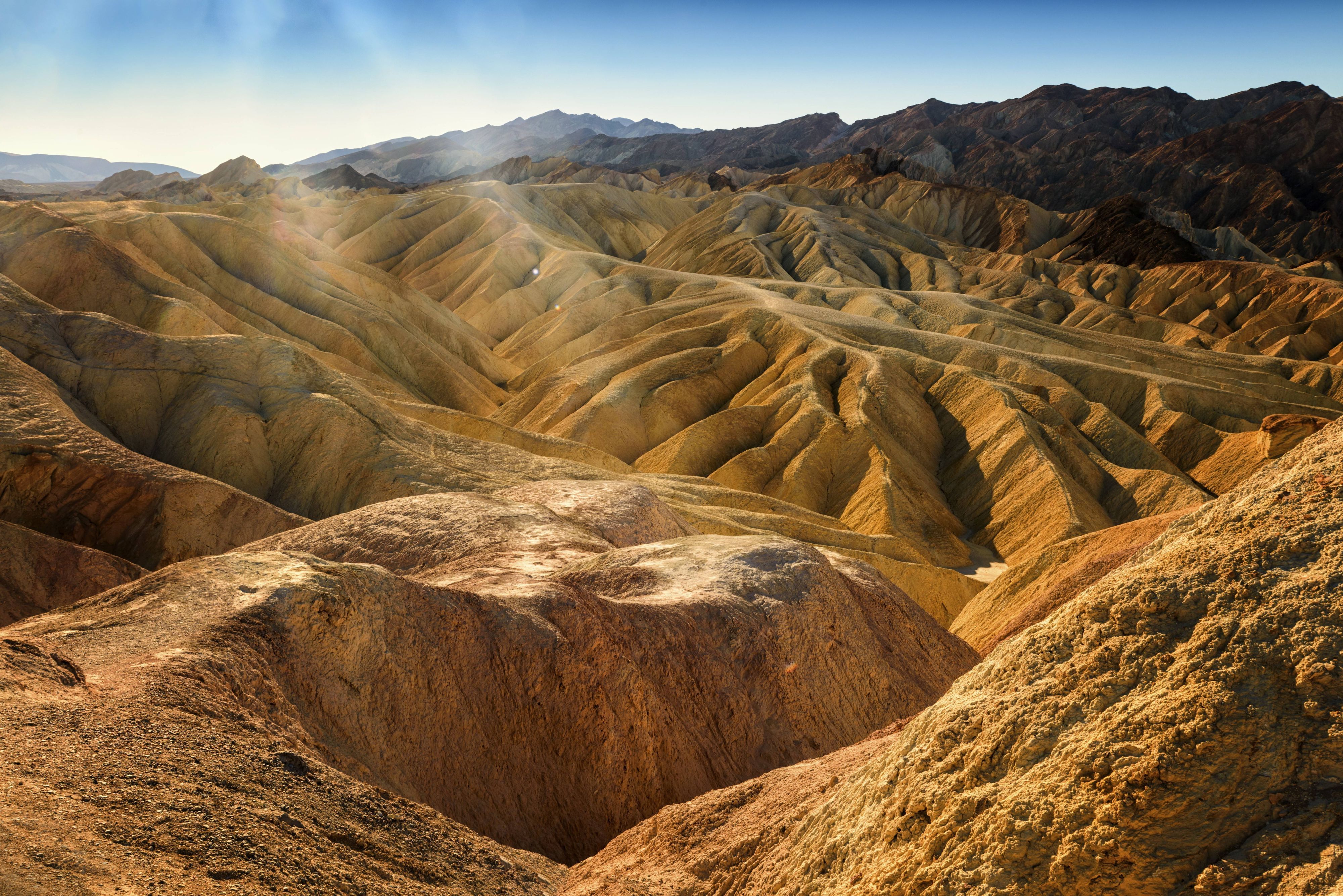 Zabriskie Point bei Sonnenaufgang im Death Valley National Park, Kalifornien.