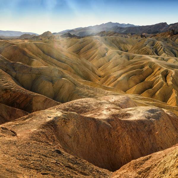 Zabriskie Point bei Sonnenaufgang im Death Valley National Park, Kalifornien.