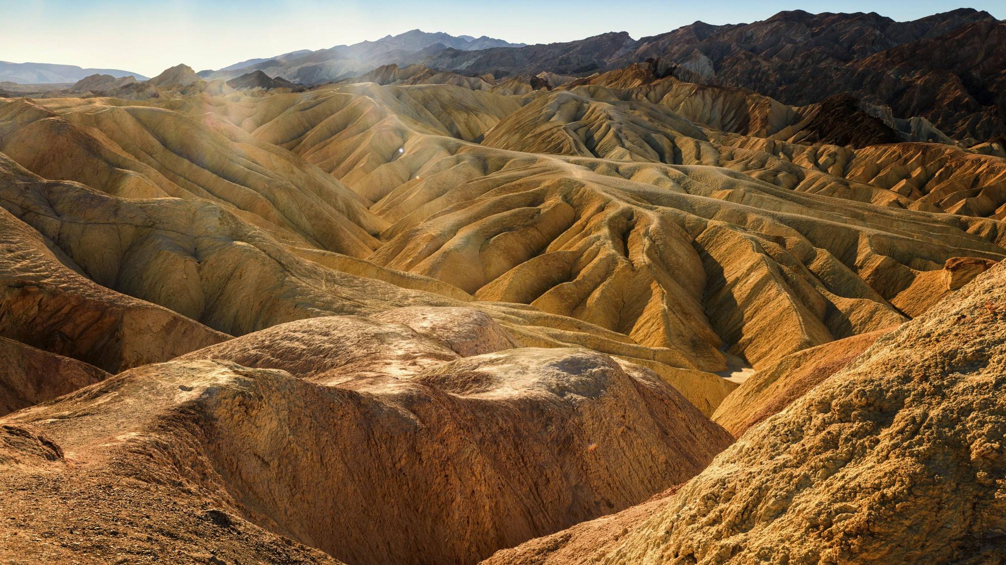 Zabriskie Point bei Sonnenaufgang im Death Valley National Park, Kalifornien.