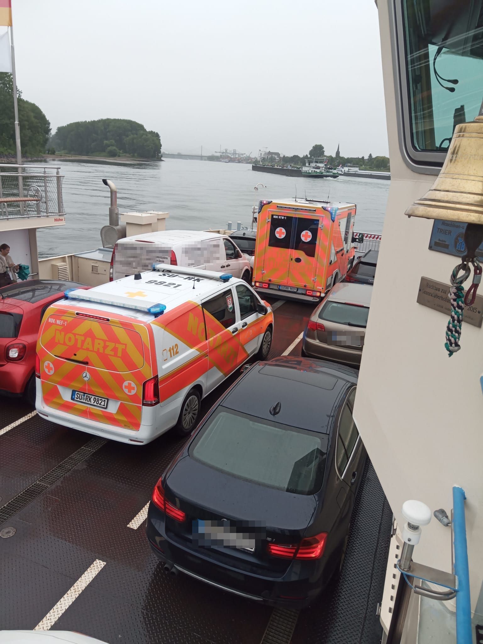 Feuerwehr und Rettungswagen haben auf der Fähre Vorrang.