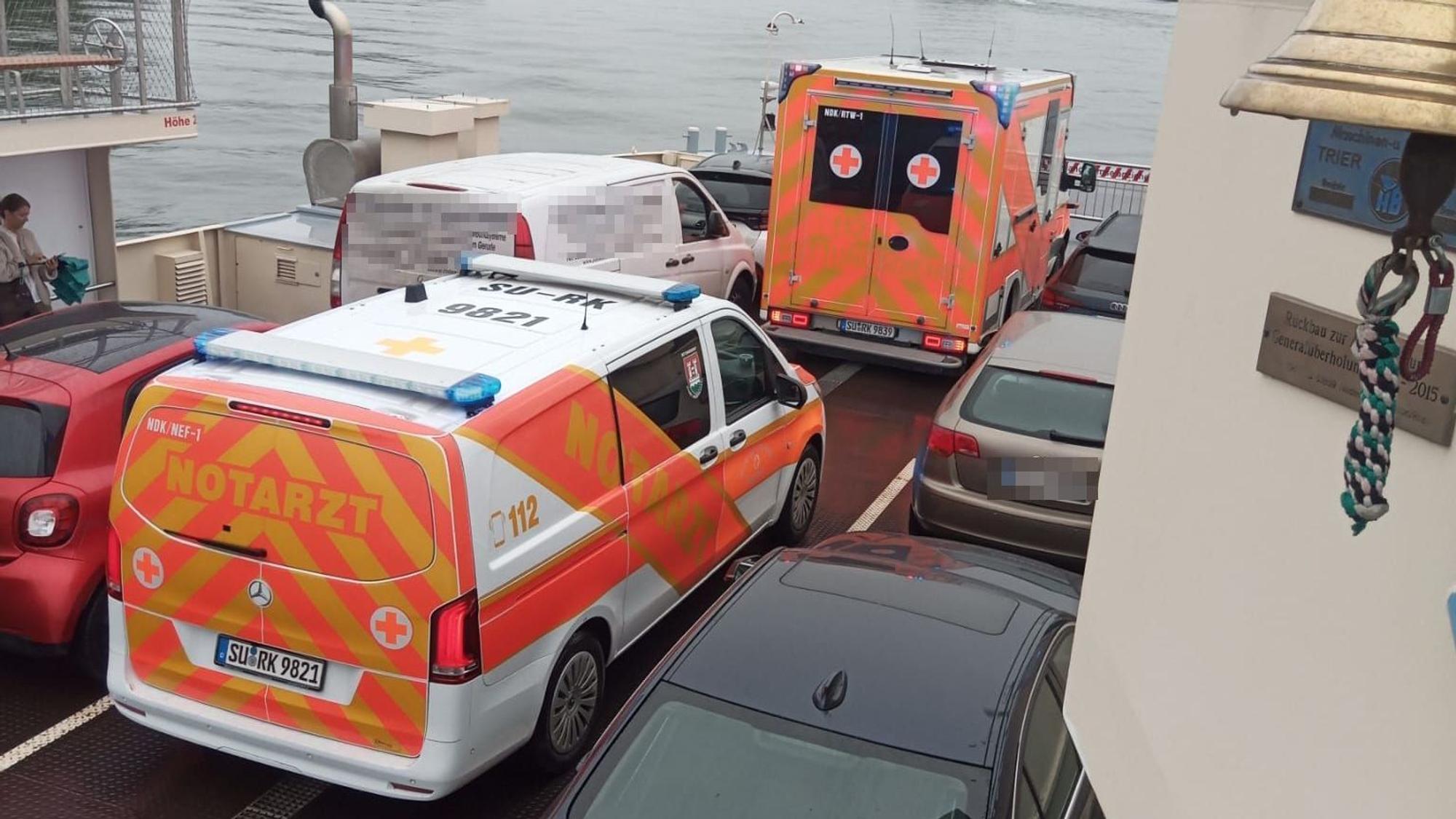 Feuerwehr und Rettungswagen haben auf der Fähre Vorrang.