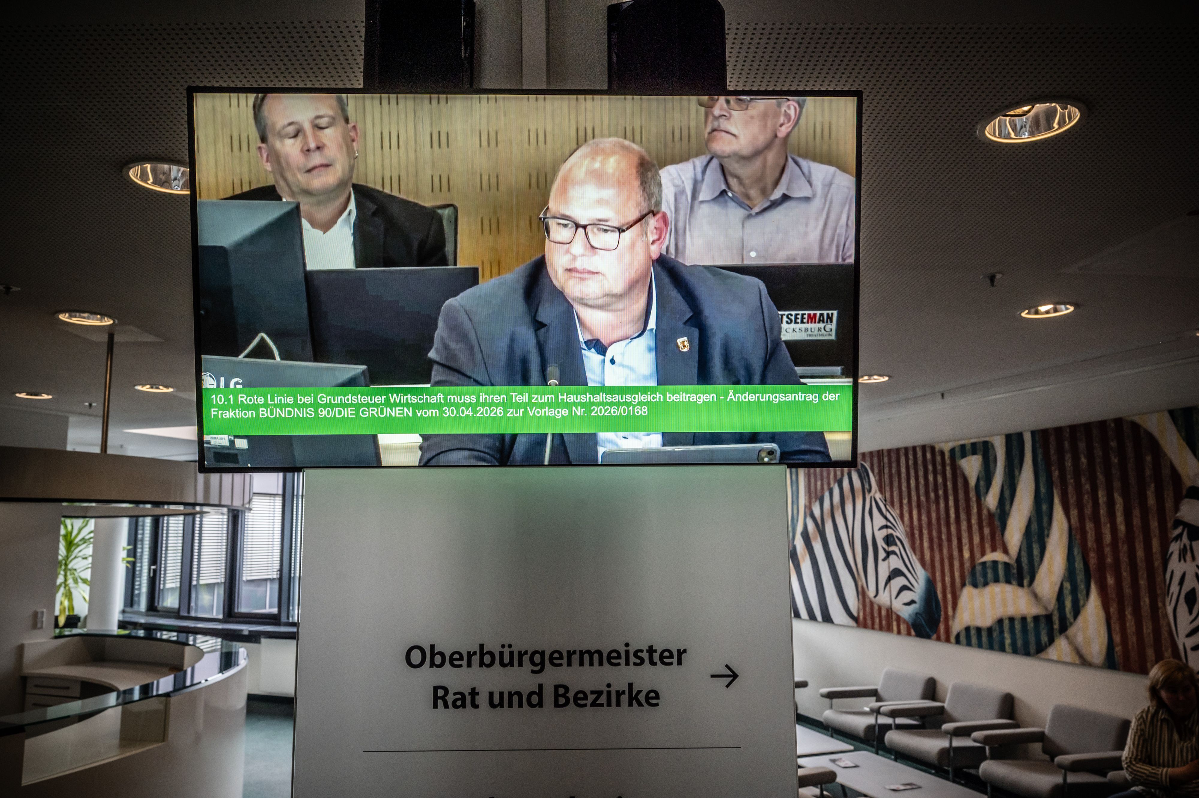 Stefan Hebbel auf einem Bildschirm während der Ratssitzung am 18. Mai 2026