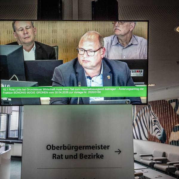 Stefan Hebbel auf einem Bildschirm während der Ratssitzung am 18. Mai 2026