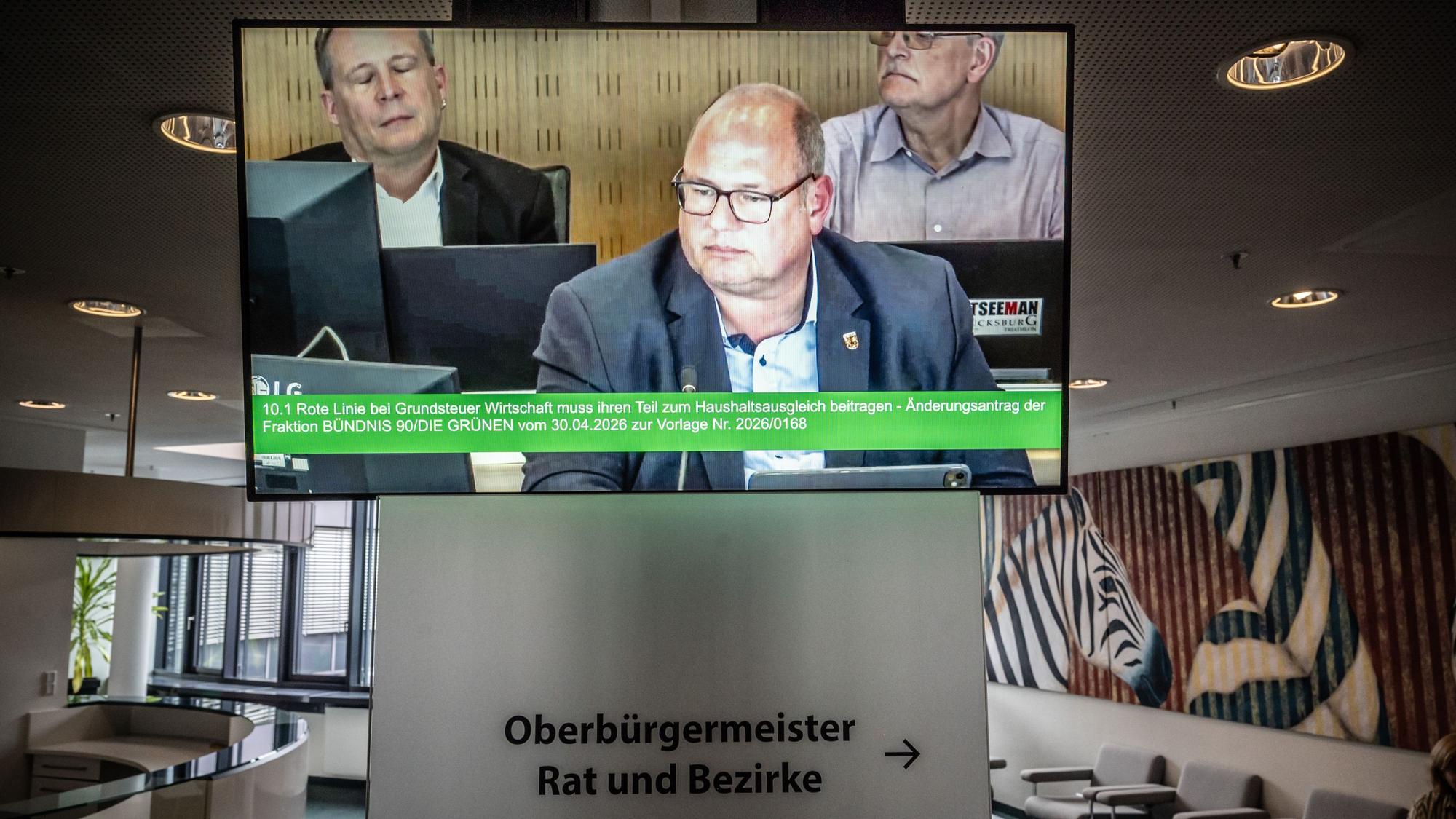 Stefan Hebbel auf einem Bildschirm während der Ratssitzung am 18. Mai 2026