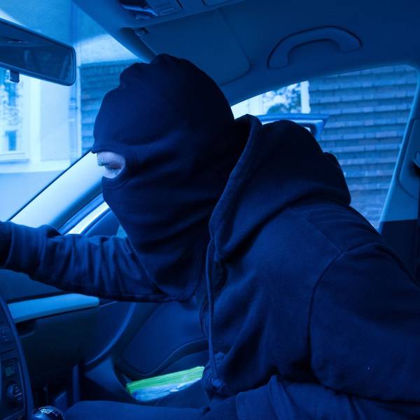 Auch das Auto kann im Urlaub zum Tatort geraten. Oberbergs Polizei rät dazu, bei Pausen unterwegs immer wachsam zu bleiben