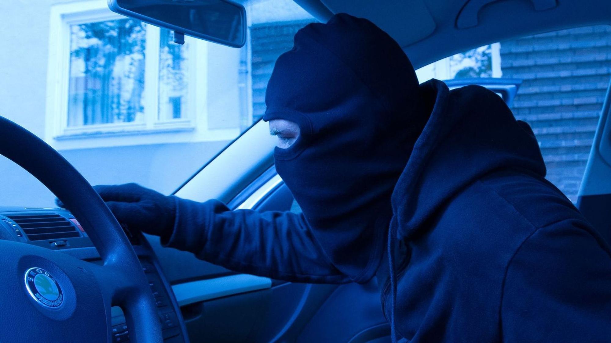Auch das Auto kann im Urlaub zum Tatort geraten. Oberbergs Polizei rät dazu, bei Pausen unterwegs immer wachsam zu bleiben