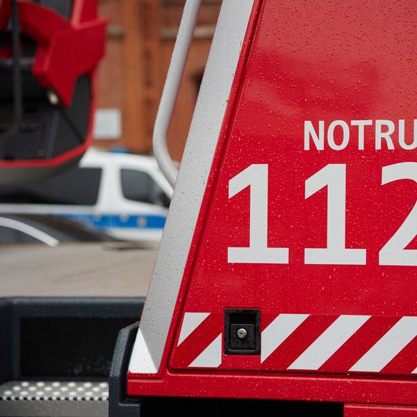 „Notruf 112“ steht an einem Feuerwehrfahrzeug.