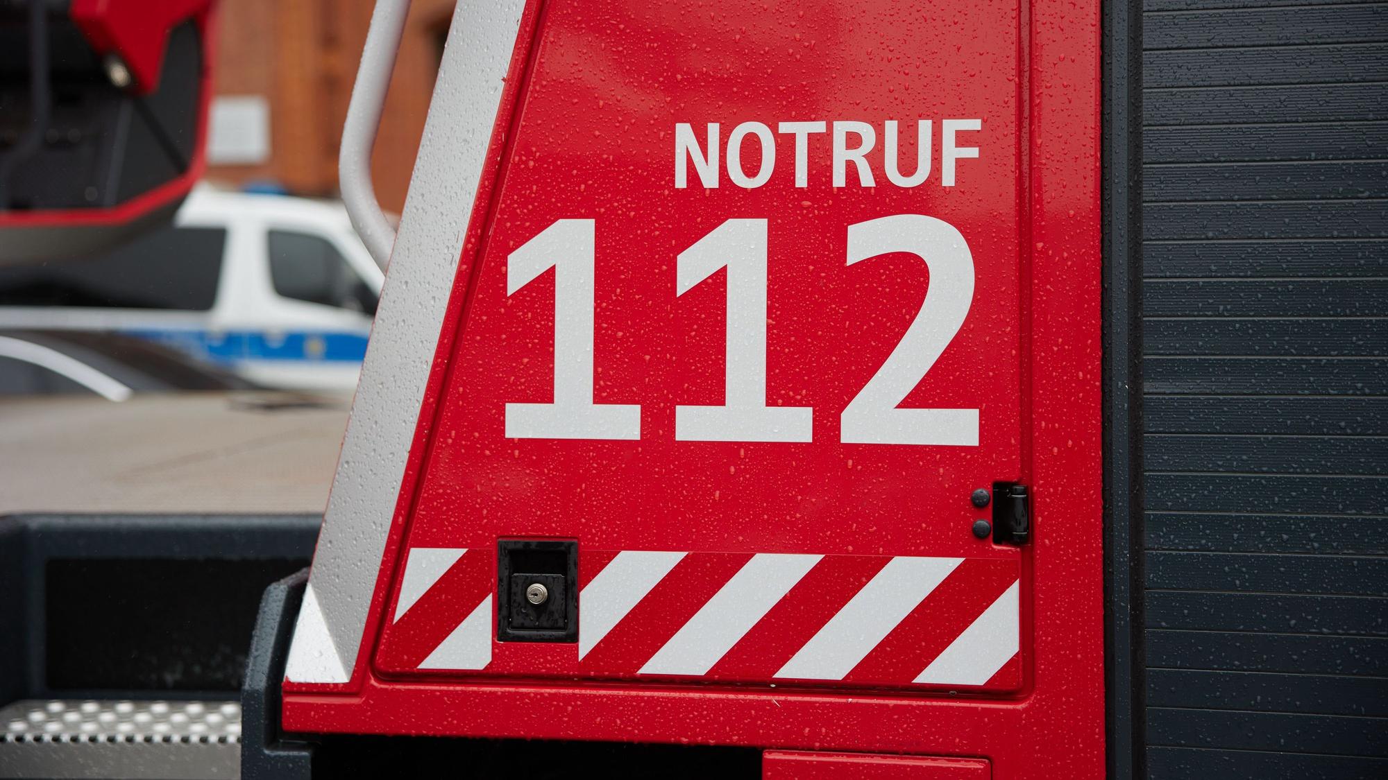 „Notruf 112“ steht an einem Feuerwehrfahrzeug.