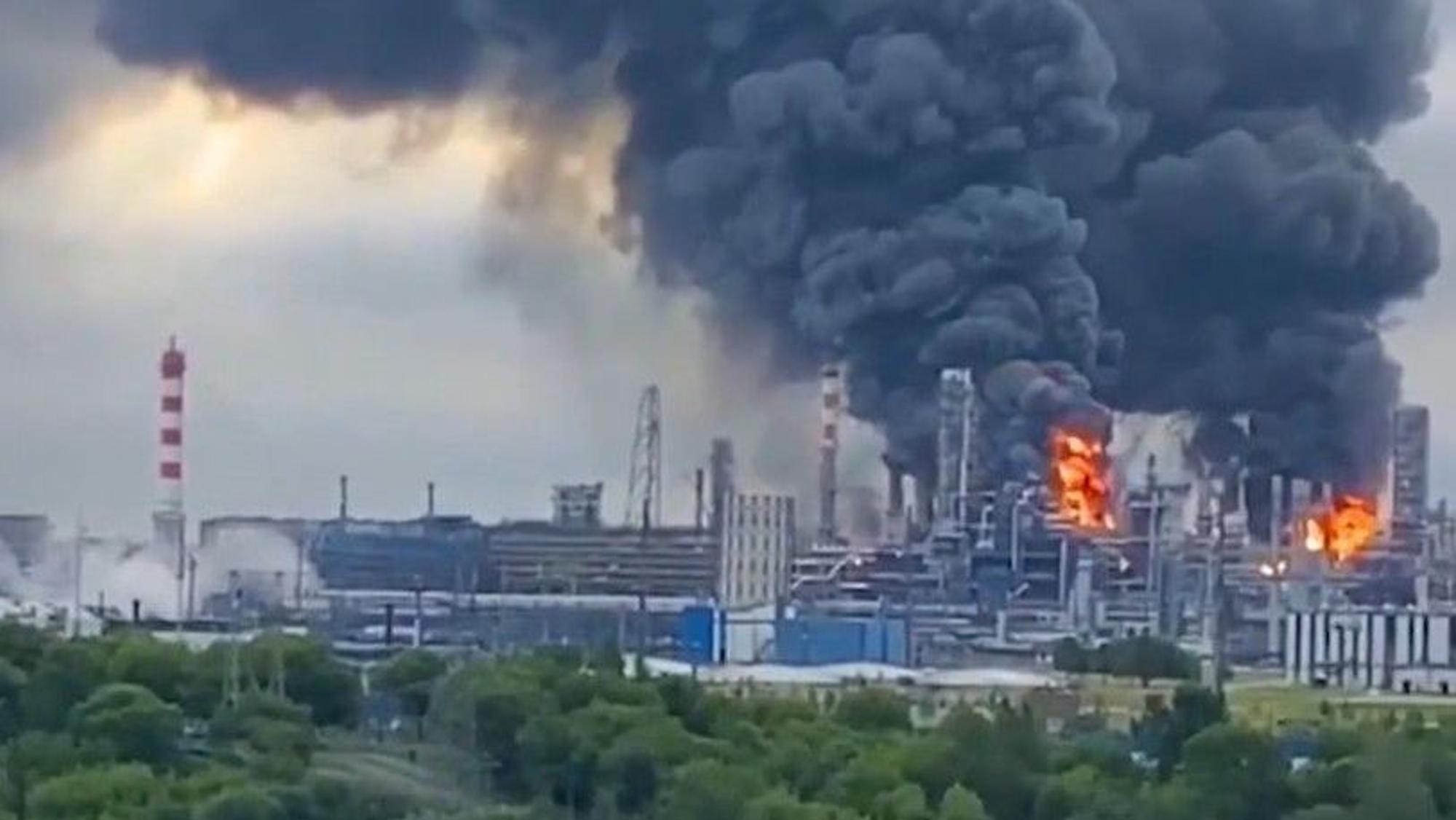 Ein Screenshot aus einem vom ukrainischen Präsidenten Wolodymyr Selenskyj veröffentlichten Video zeigt Rauchsäulen über Moskau.