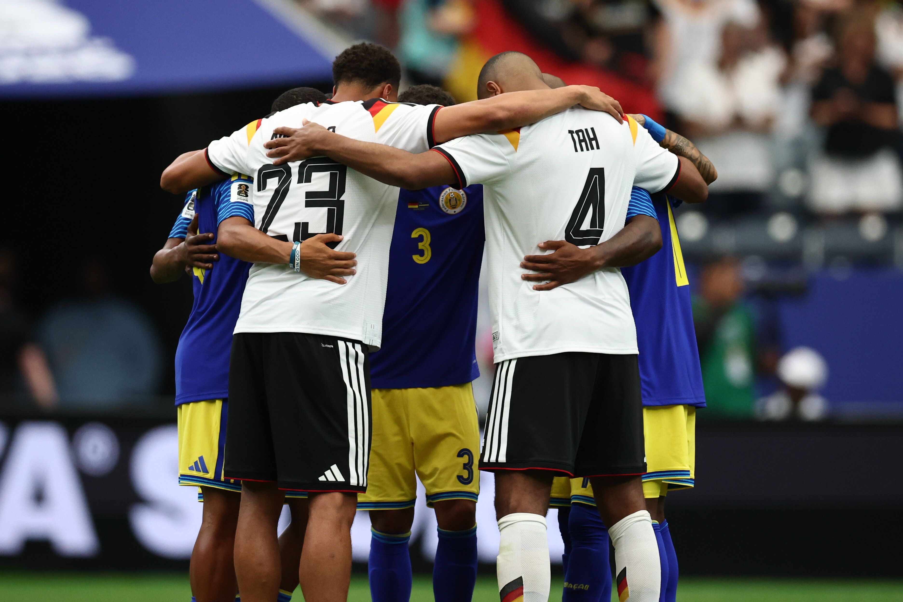 Felix Nmecha (Deutschland) und Jonathan Tah (Deutschland) umarmen Spieler aus Curaçao beim gemeinsamen Gebet. (Archivbild)