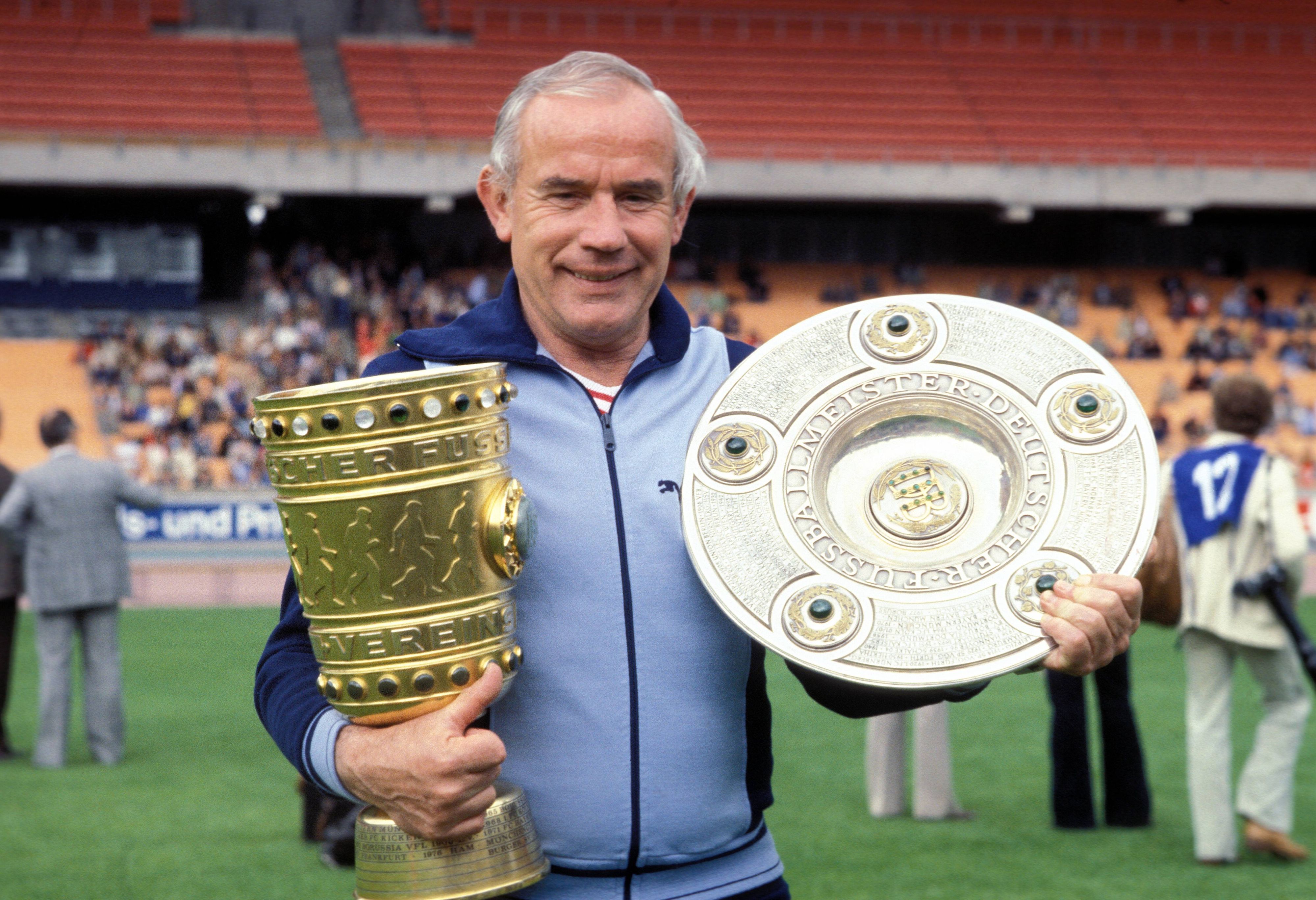 Trainer Hennes Weisweiler (1. FC Köln) mit Meisterschale und DFB Pokal

team manager Hennes Weisweiler 1 FC Cologne with Bowl champions and DFB Cup