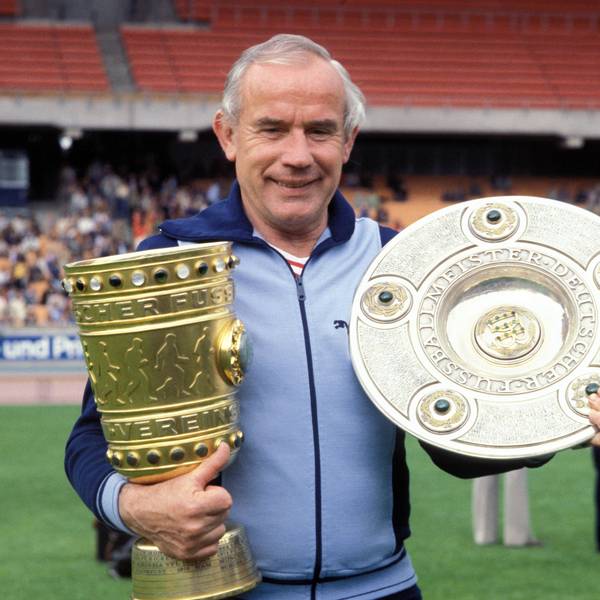 Trainer Hennes Weisweiler (1. FC Köln) mit Meisterschale und DFB Pokal
team manager Hennes Weisweiler 1 FC Cologne with Bowl champions and DFB Cup