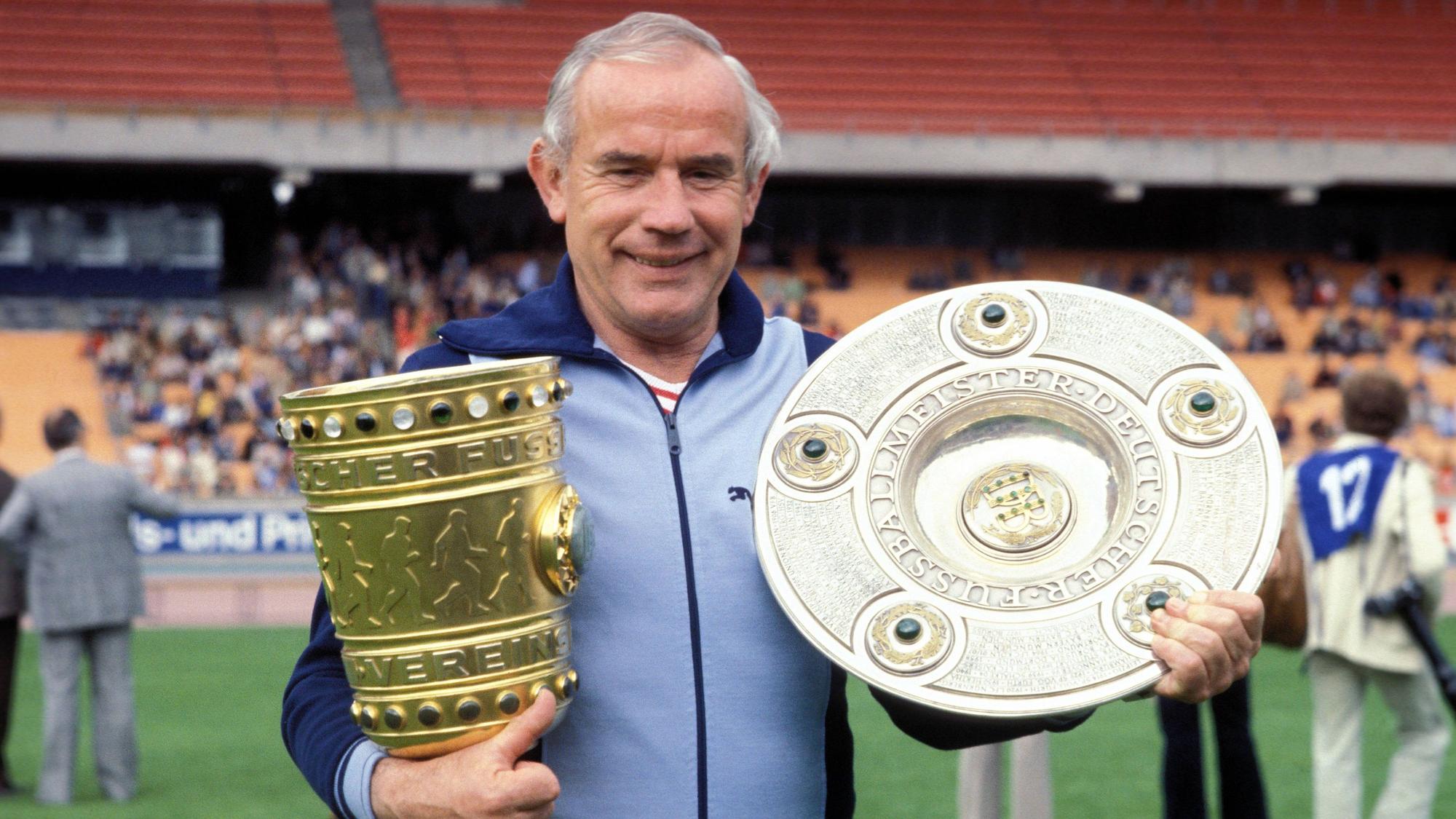 Trainer Hennes Weisweiler (1. FC Köln) mit Meisterschale und DFB Pokal
team manager Hennes Weisweiler 1 FC Cologne with Bowl champions and DFB Cup