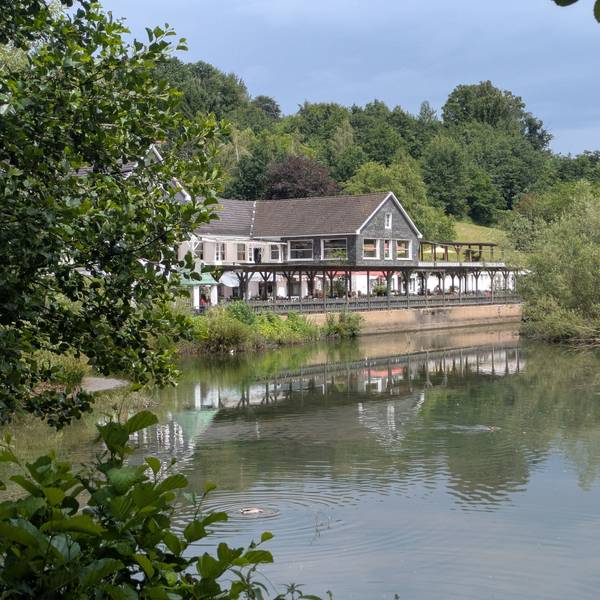 Ein Gasthaus an einem See