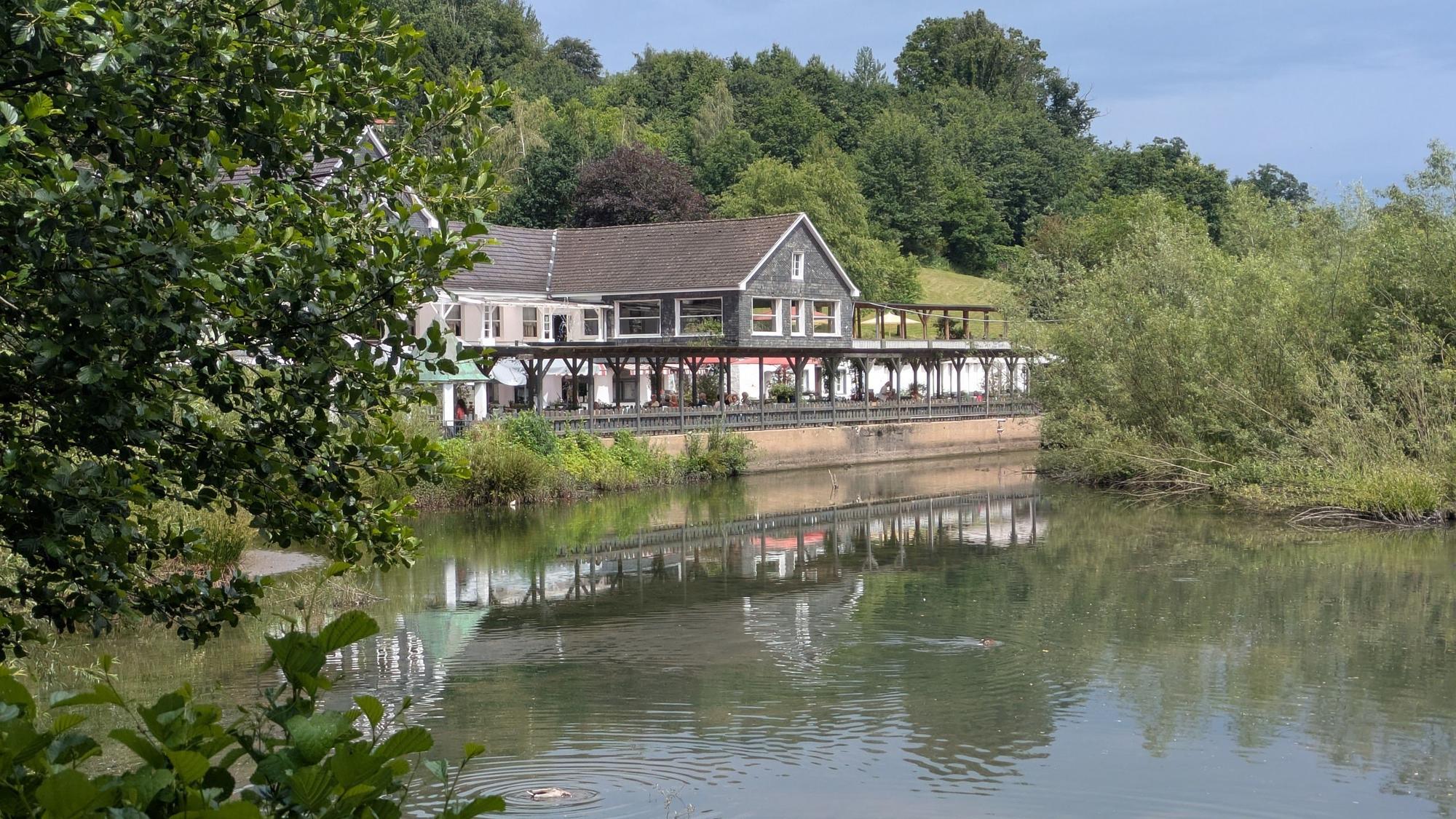 Ein Gasthaus an einem See