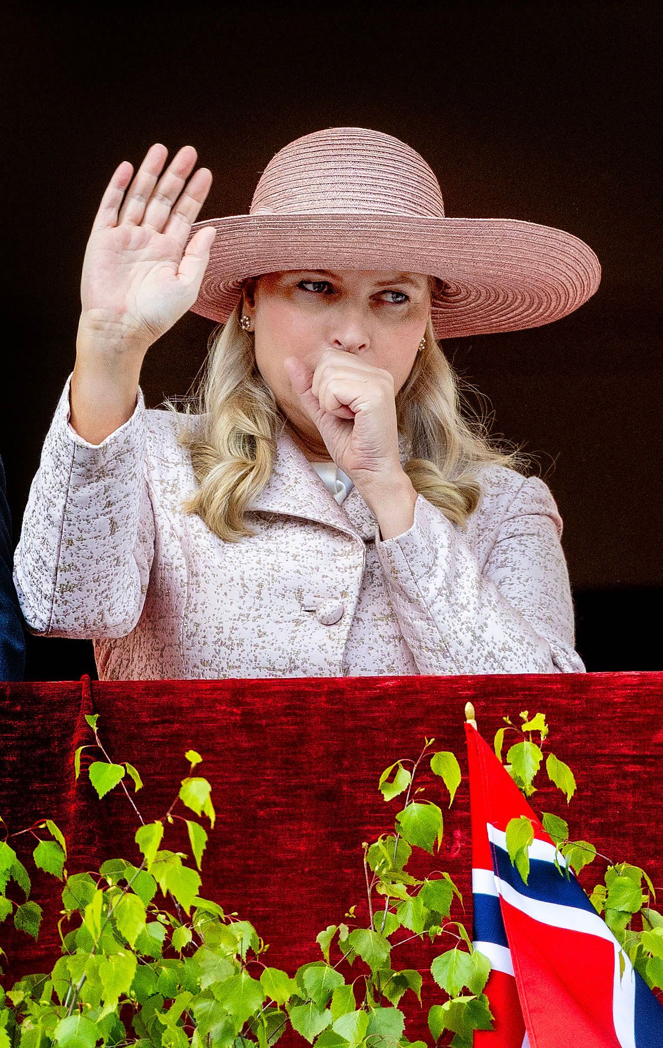 Dass die Lage bei Mette-Marit ernst war, zeigte sich bereits am norwegischen Nationalfeiertag am 17. Mai, an dem sie sich mit einem Sauerstoffschlauch in der Öffentlichkeit präsentierte.